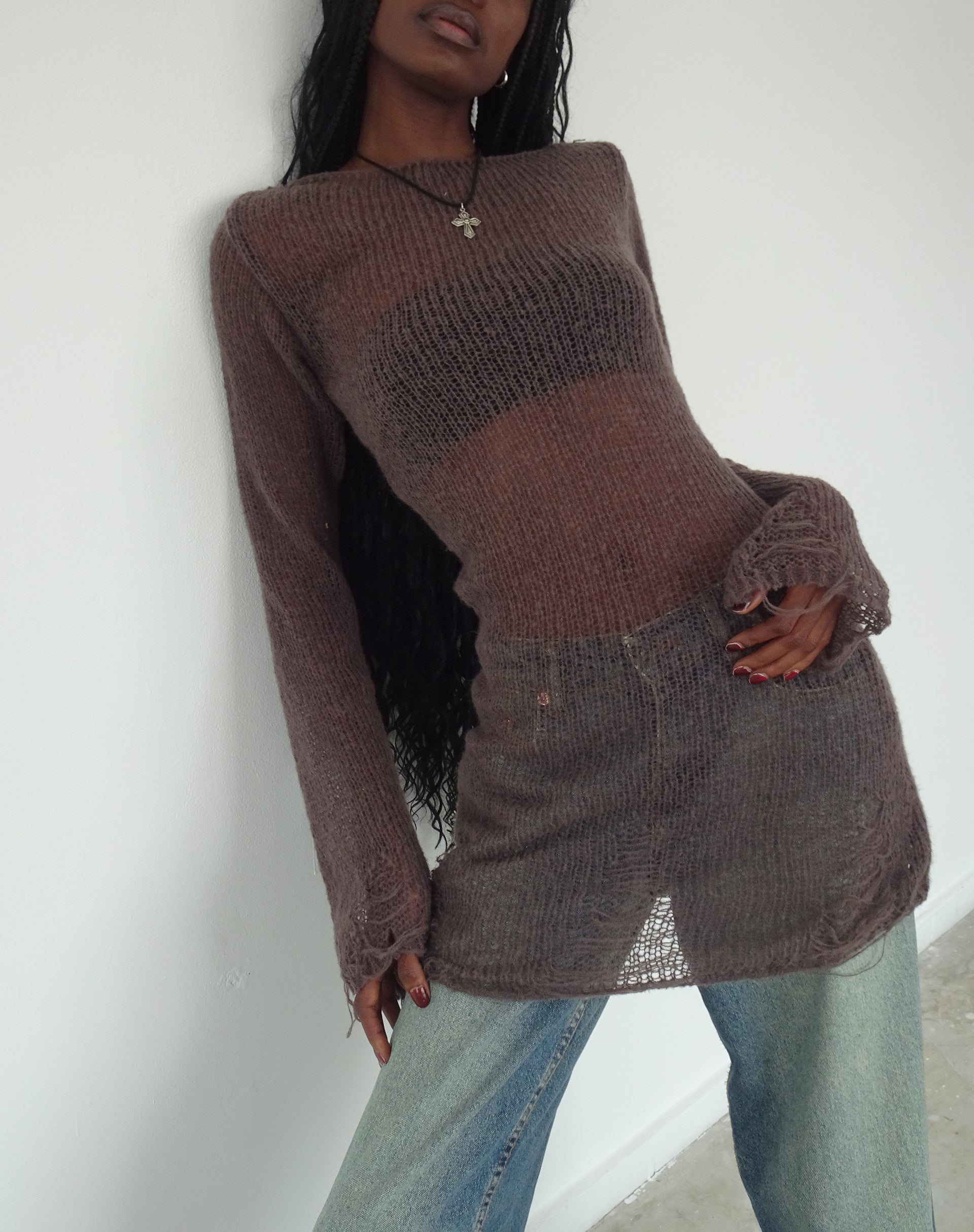 Afbeelding van Harper Distressed Knitted Mini Dress in Maroon