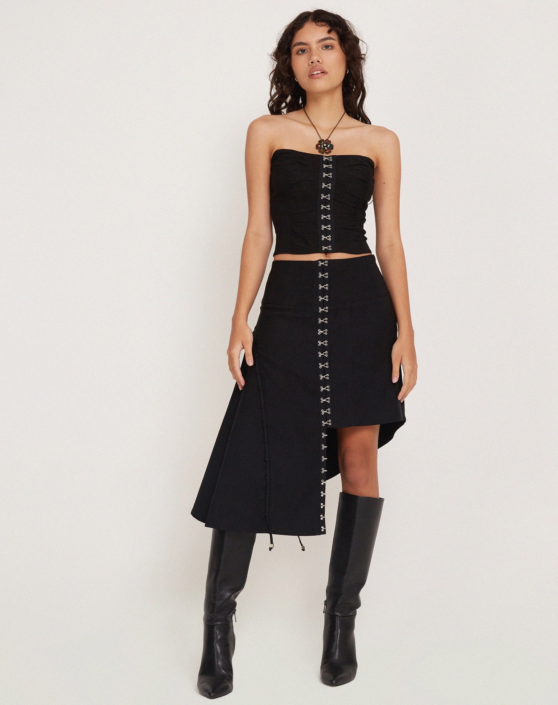 Afbeelding van Carlisia Asymmetrische Midi Rok in Zwart