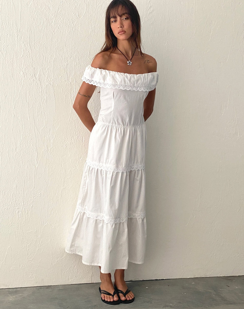 Helpa Gestippelde Bardot Maxi Dress in Wit