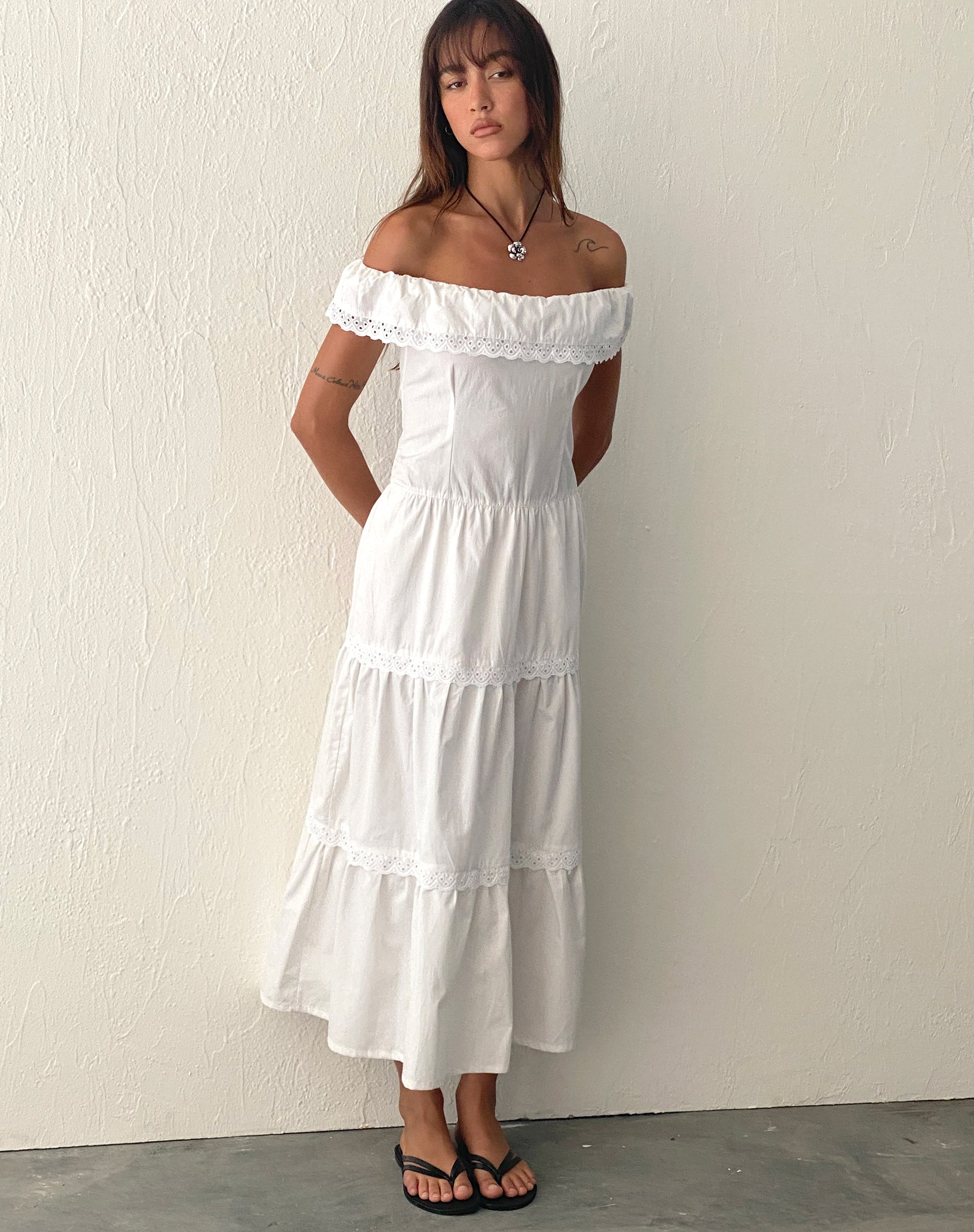 Afbeelding van Helpa Gestippelde Bardot Maxi Dress in Wit