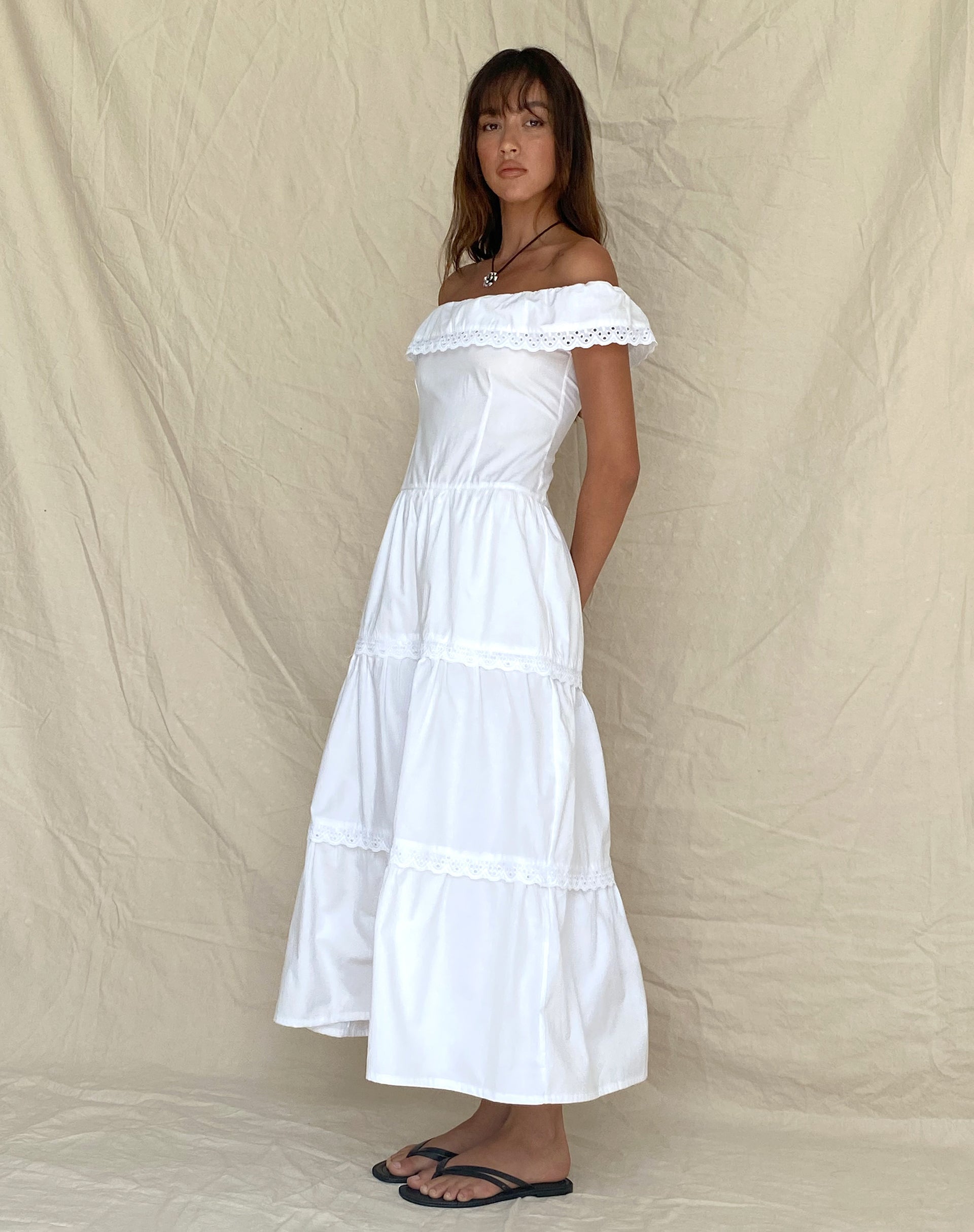 Afbeelding van Helpa Gestippelde Bardot Maxi Dress in Wit