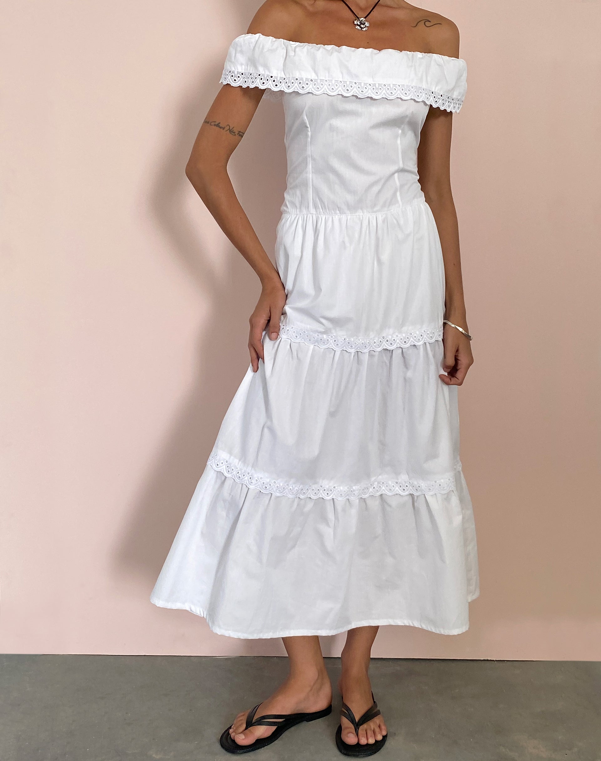 Afbeelding van Helpa Gestippelde Bardot Maxi Dress in Wit
