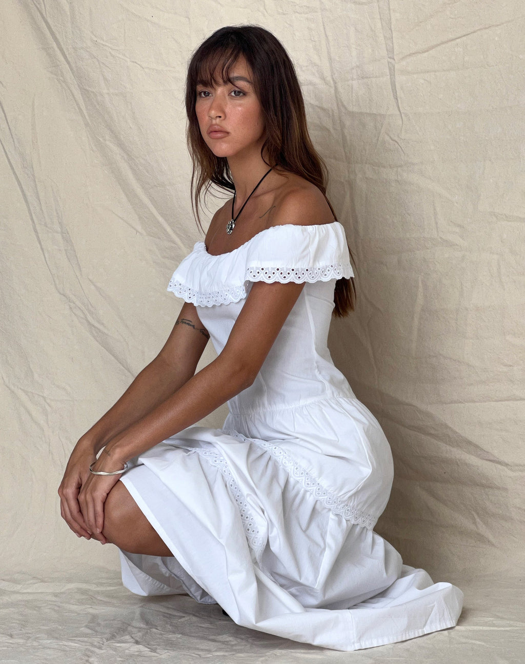 Helpa Gestippelde Bardot Maxi Dress in Wit