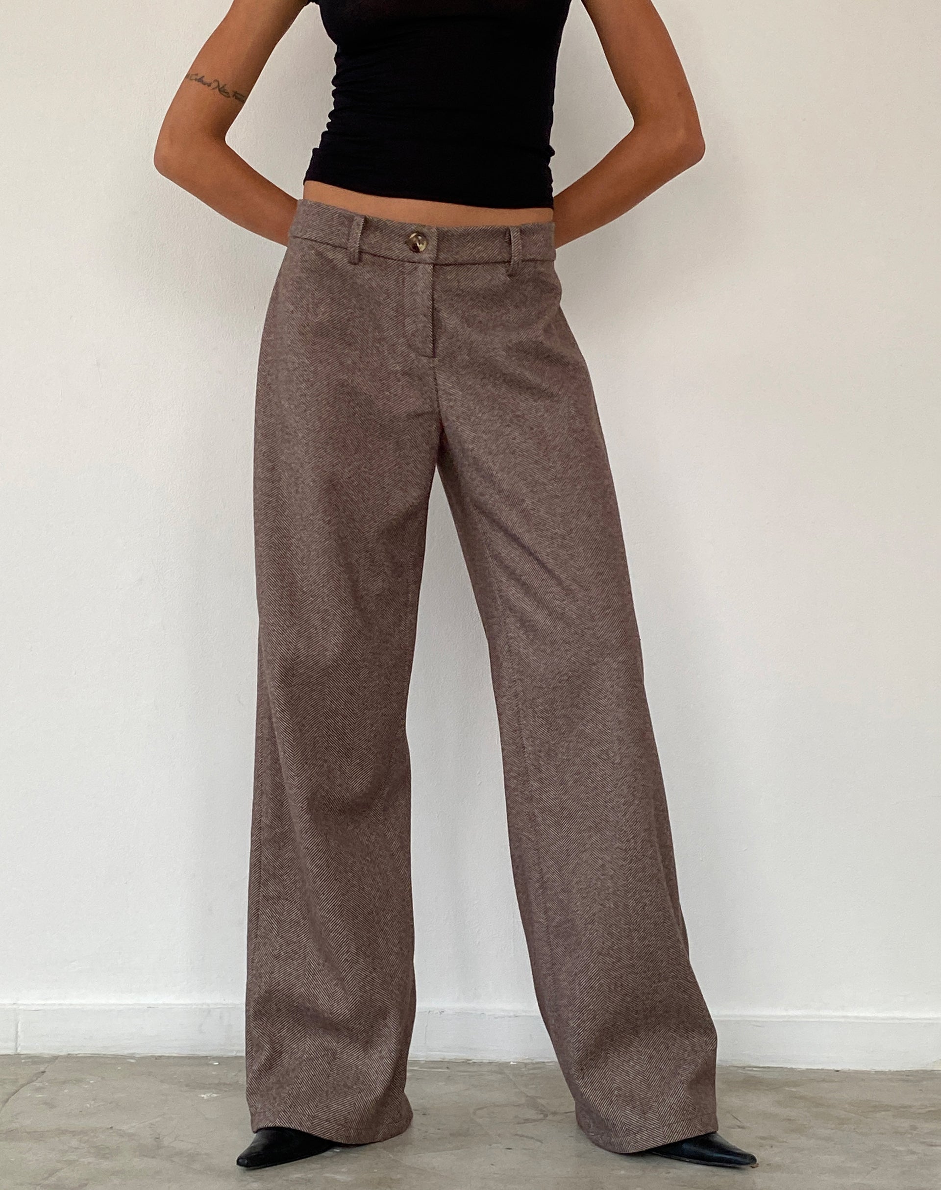 Afbeelding van Helsa broek met lage taille in donkerbruin Tailoring