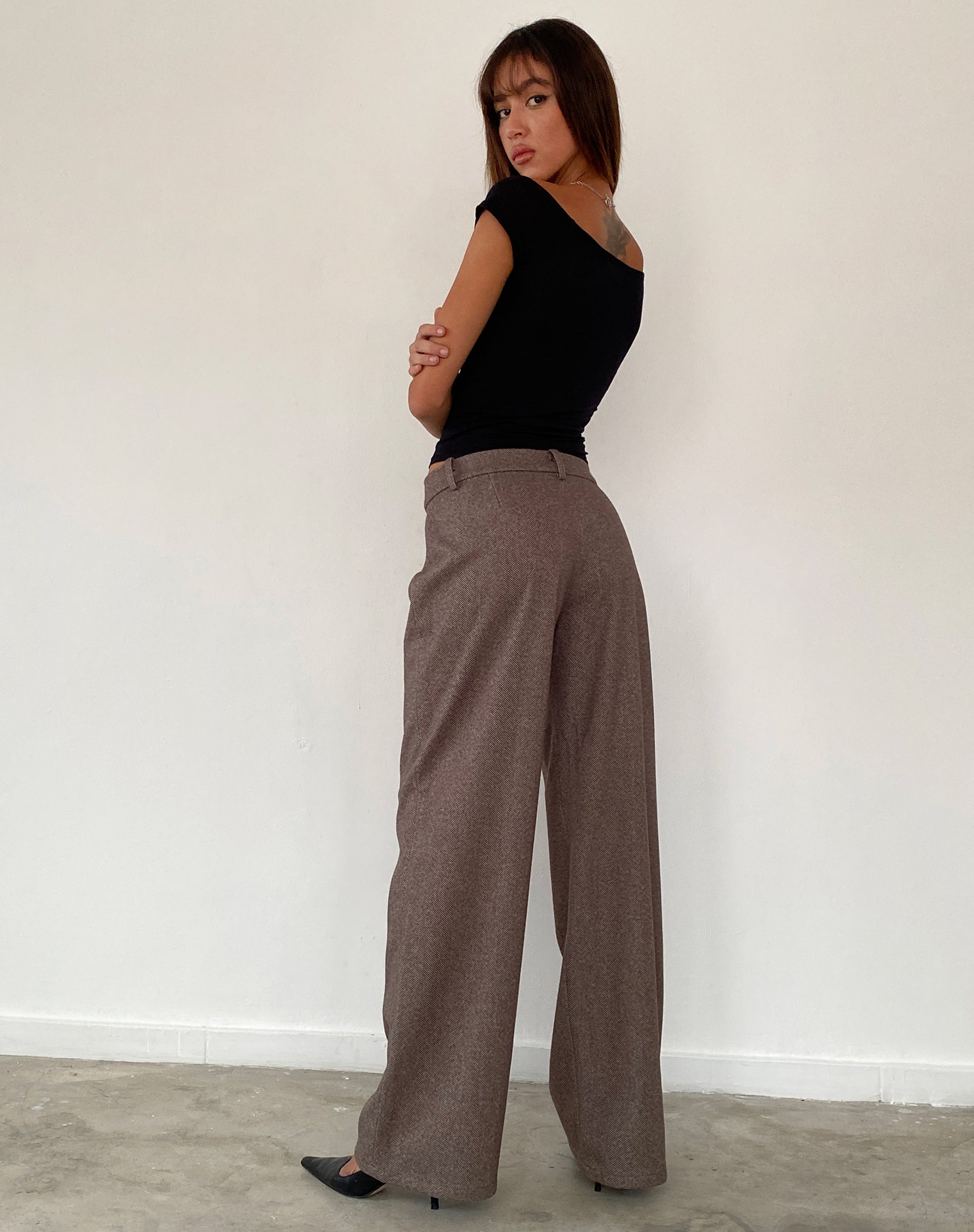 Afbeelding van Helsa broek met lage taille in donkerbruin Tailoring