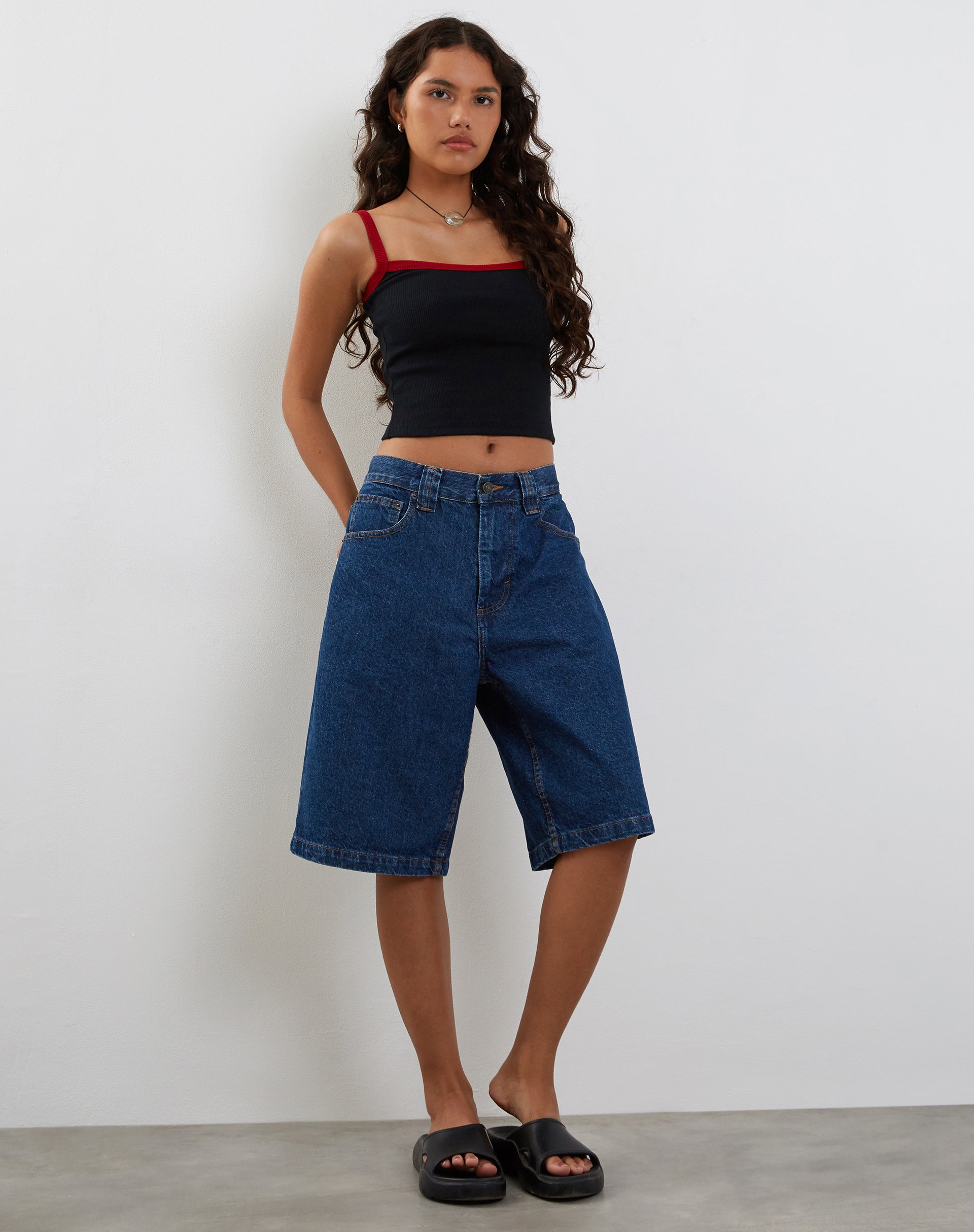 Afbeelding van Icah Geribd Vest Top in Zwart met Rode Binding