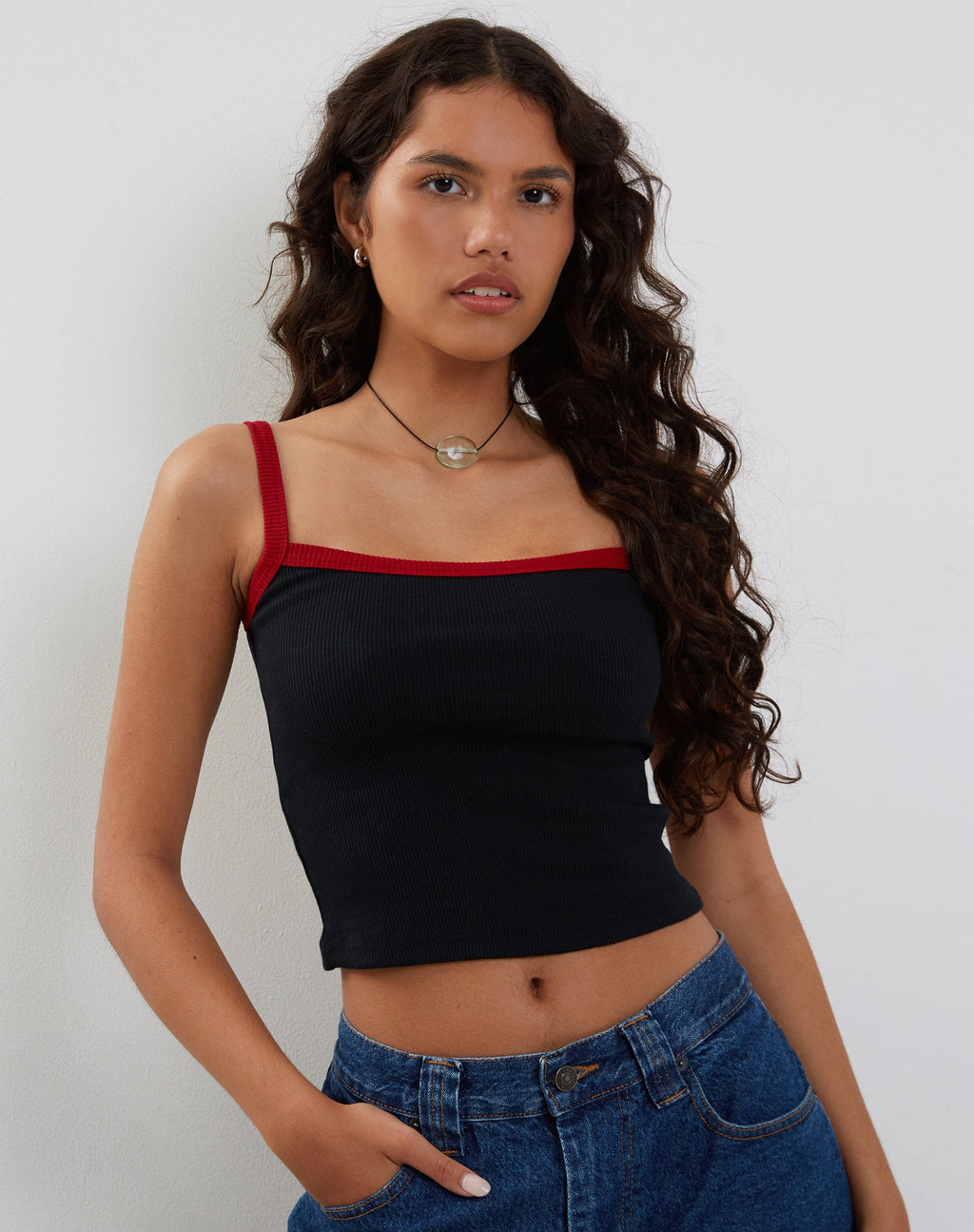 Icah Geribd Vest Top in Zwart met Rode Binding
