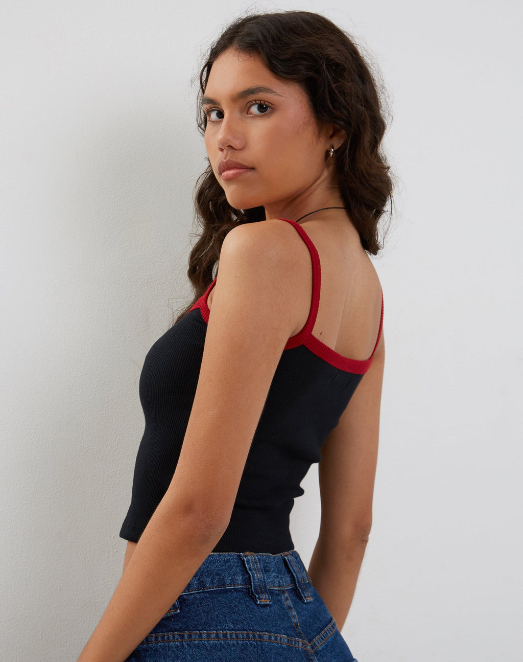 Icah Geribd Vest Top in Zwart met Rode Binding