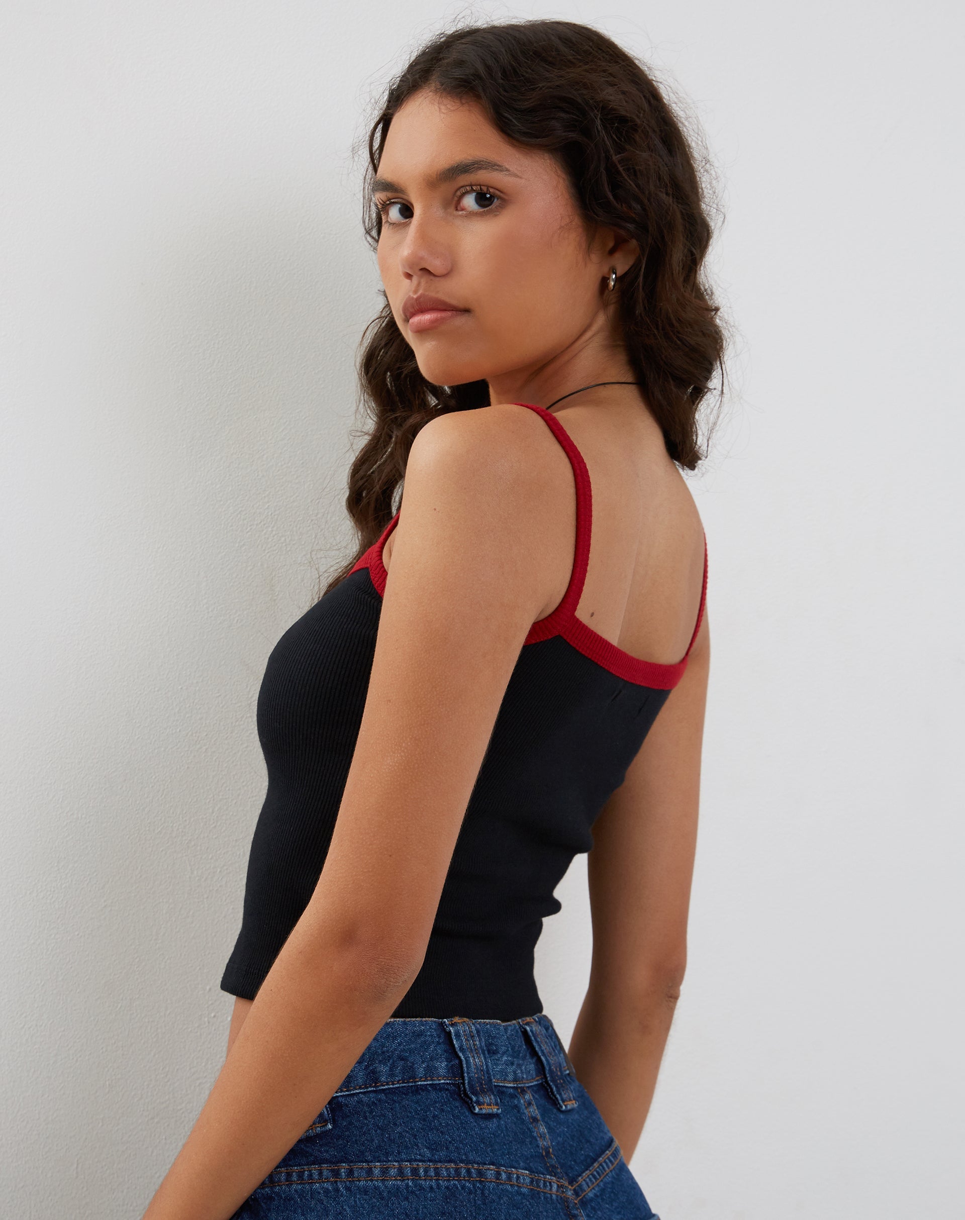Afbeelding van Icah Geribd Vest Top in Zwart met Rode Binding