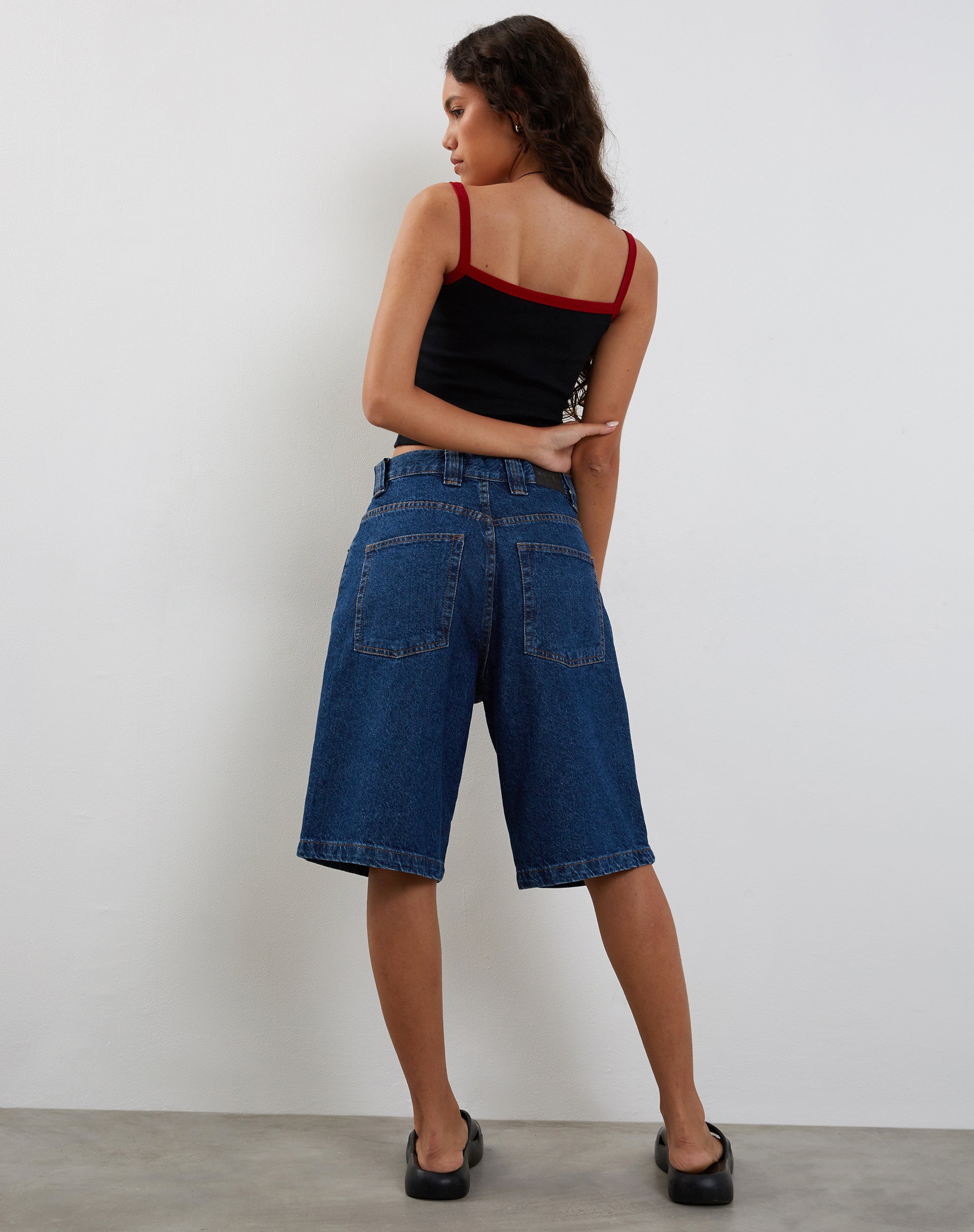 Afbeelding van Icah Geribd Vest Top in Zwart met Rode Binding