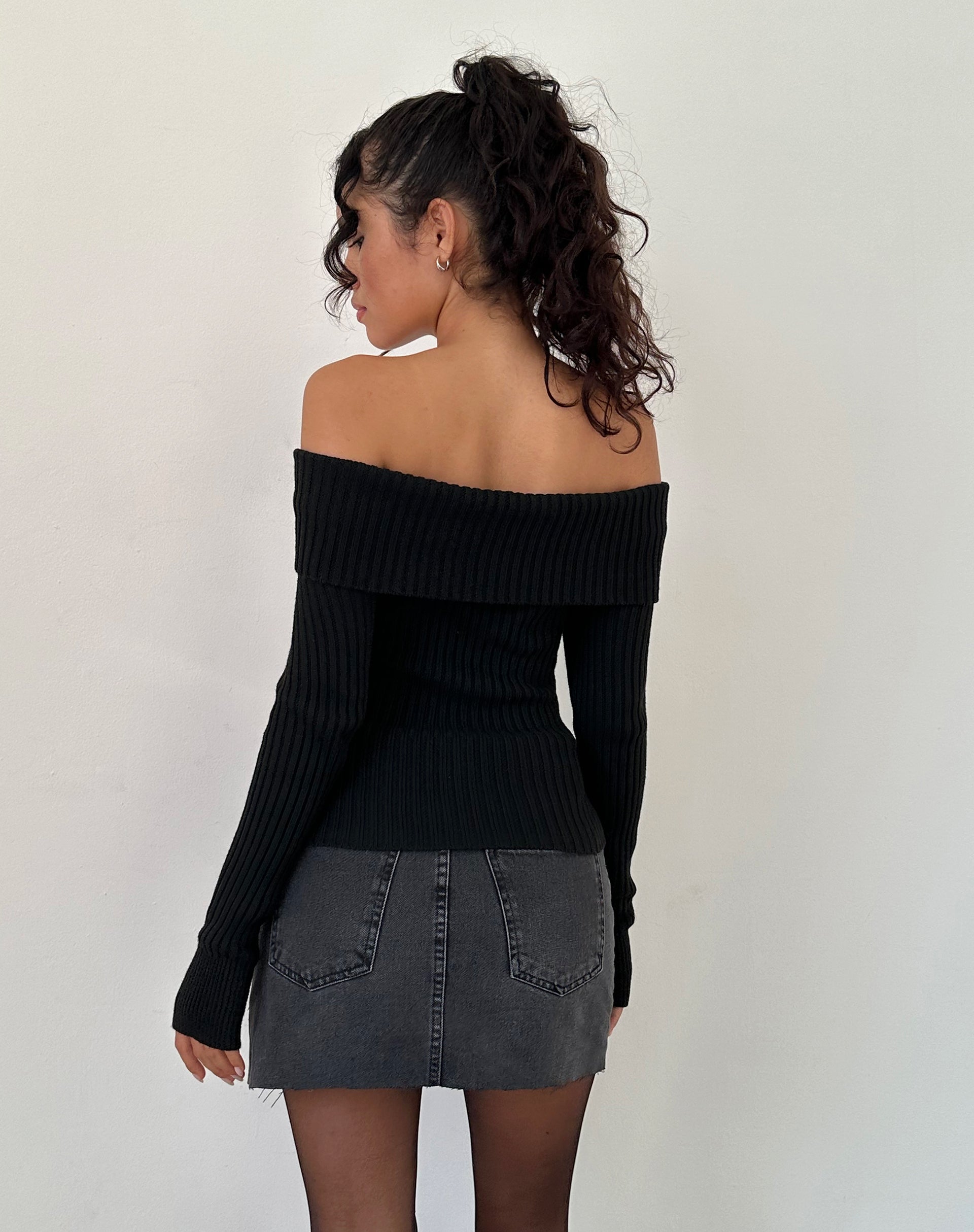 Afbeelding van Circe Off-Shoulder Gebreide Top met Lange Mouwen in Zwart