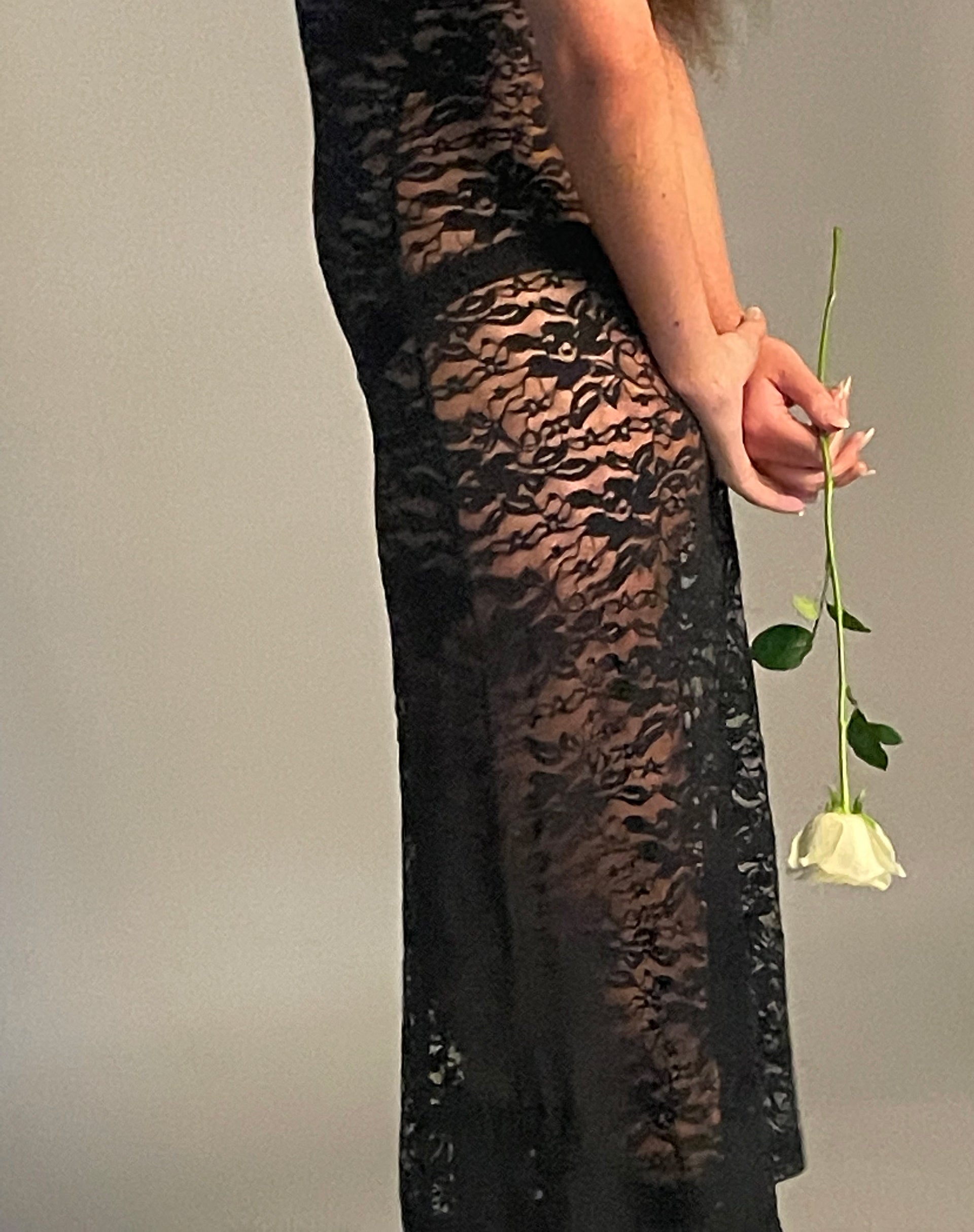 Afbeelding van Detrie Low Back Lace Midi Dress in Jet Black Lace