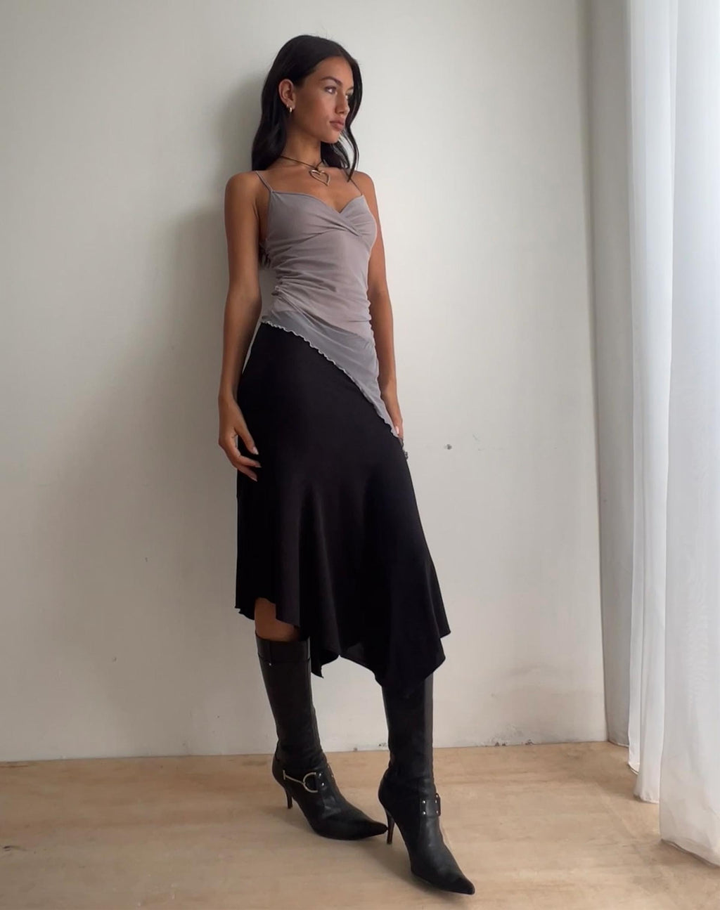 Cinta Low Rise Midi Rok in Zwart