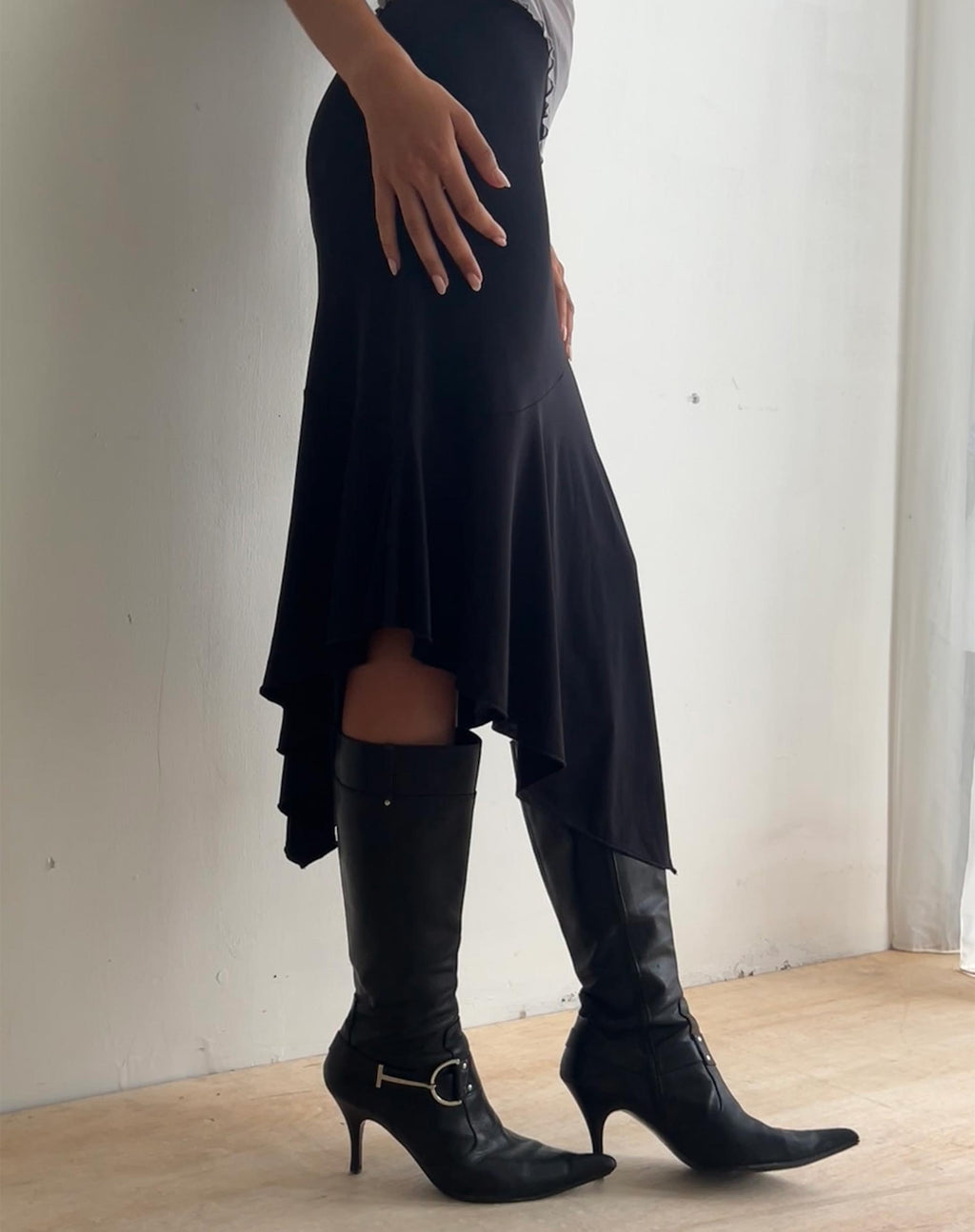 Cinta Low Rise Midi Rok in Zwart