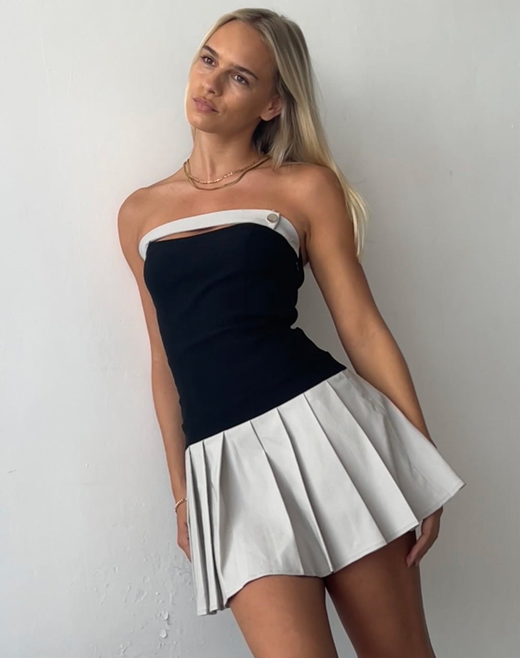 Lisma Bandeau Cut-out Mini Dress in Getailleerd Grijs en Zwart