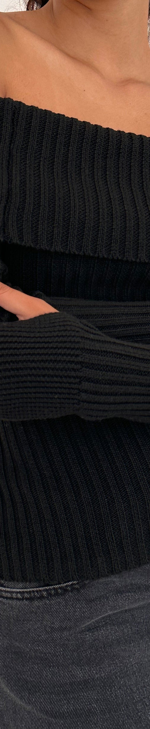 Afbeelding van Circe Off-Shoulder Gebreide Top met Lange Mouwen in Zwart