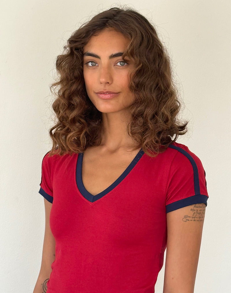 Afbeelding van Izolde Baby Tee in Adrenaline Rood met Navy Binding en M Geborduurd