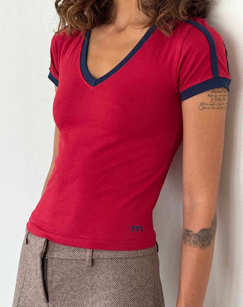 Afbeelding van Izolde Baby Tee in Adrenaline Rood met Navy Binding en M Geborduurd