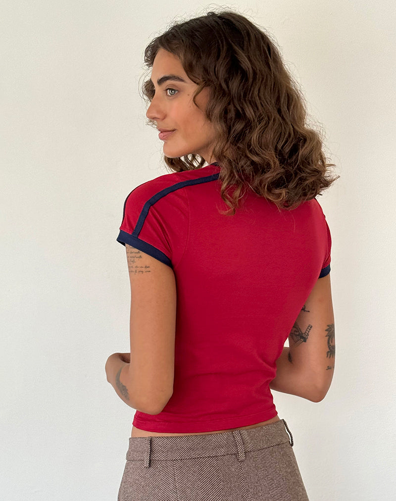 Afbeelding van Izolde Baby Tee in Adrenaline Rood met Navy Binding en M Geborduurd