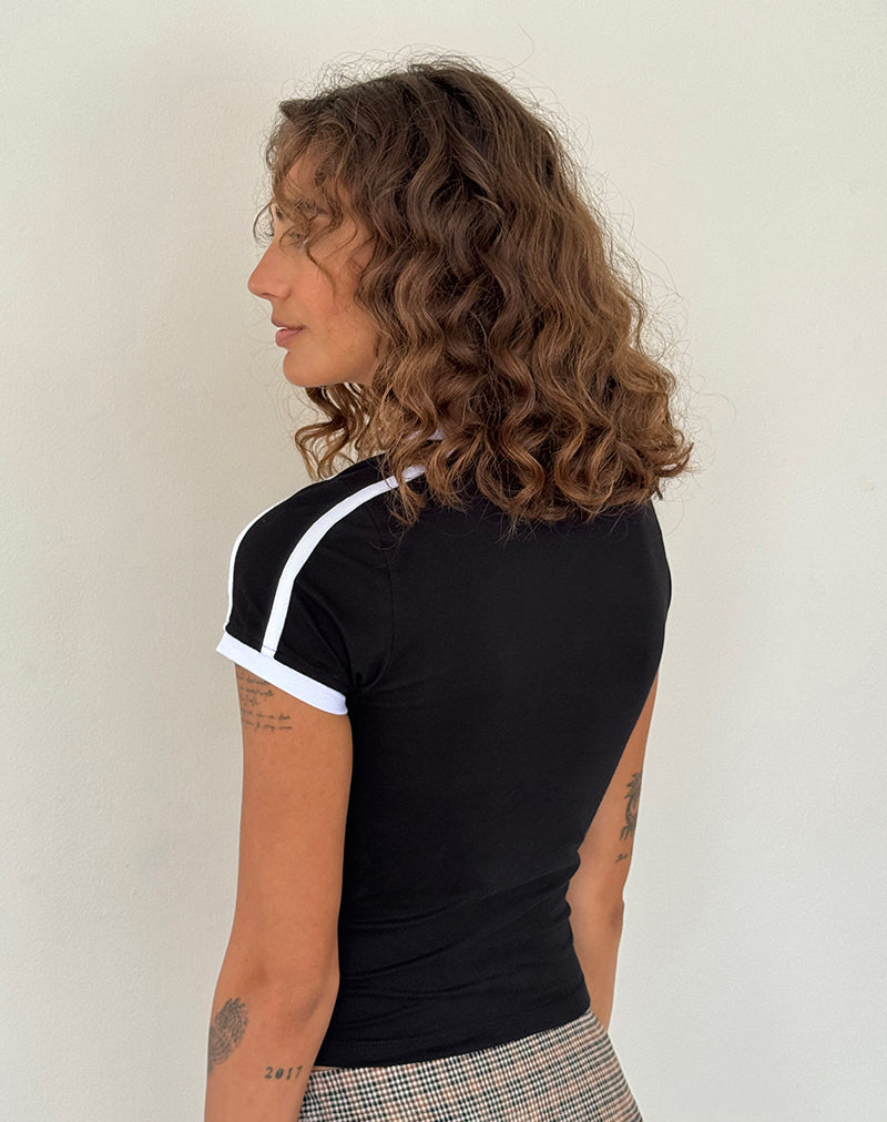 Afbeelding van Izolde Baby Tee in zwart met witte bies en M borduursel