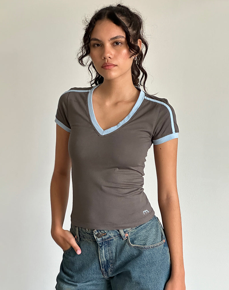 Afbeelding van Izolde Baby Tee in Cloudburst met Nantucket Blue Binding en M Borduring