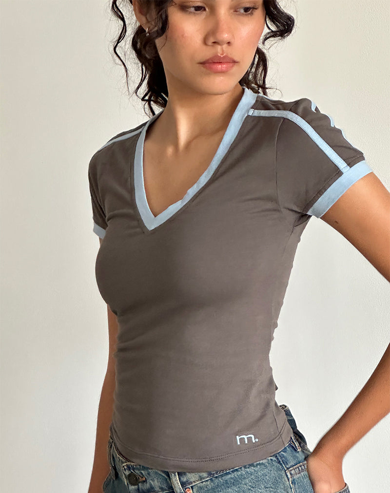 Izolde Baby Tee in Cloudburst met Nantucket Blue bies en M borduursel