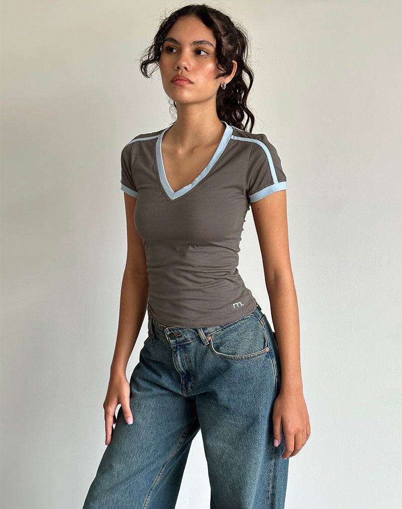 Izolde Baby Tee in Cloudburst met Nantucket Blue bies en M borduursel