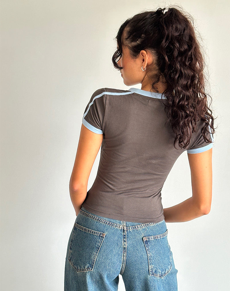 Afbeelding van Izolde Baby Tee in Cloudburst met Nantucket Blue Binding en M Borduring