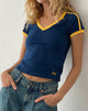 Afbeelding van Izolde T-shirt in marine met mosterdkleurige bies en M borduursel