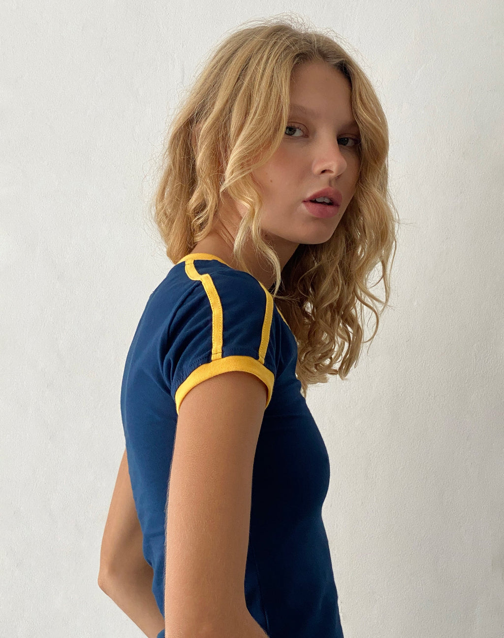 Izolde Baby Tee in marine met mosterdkleurige bies en M borduursel