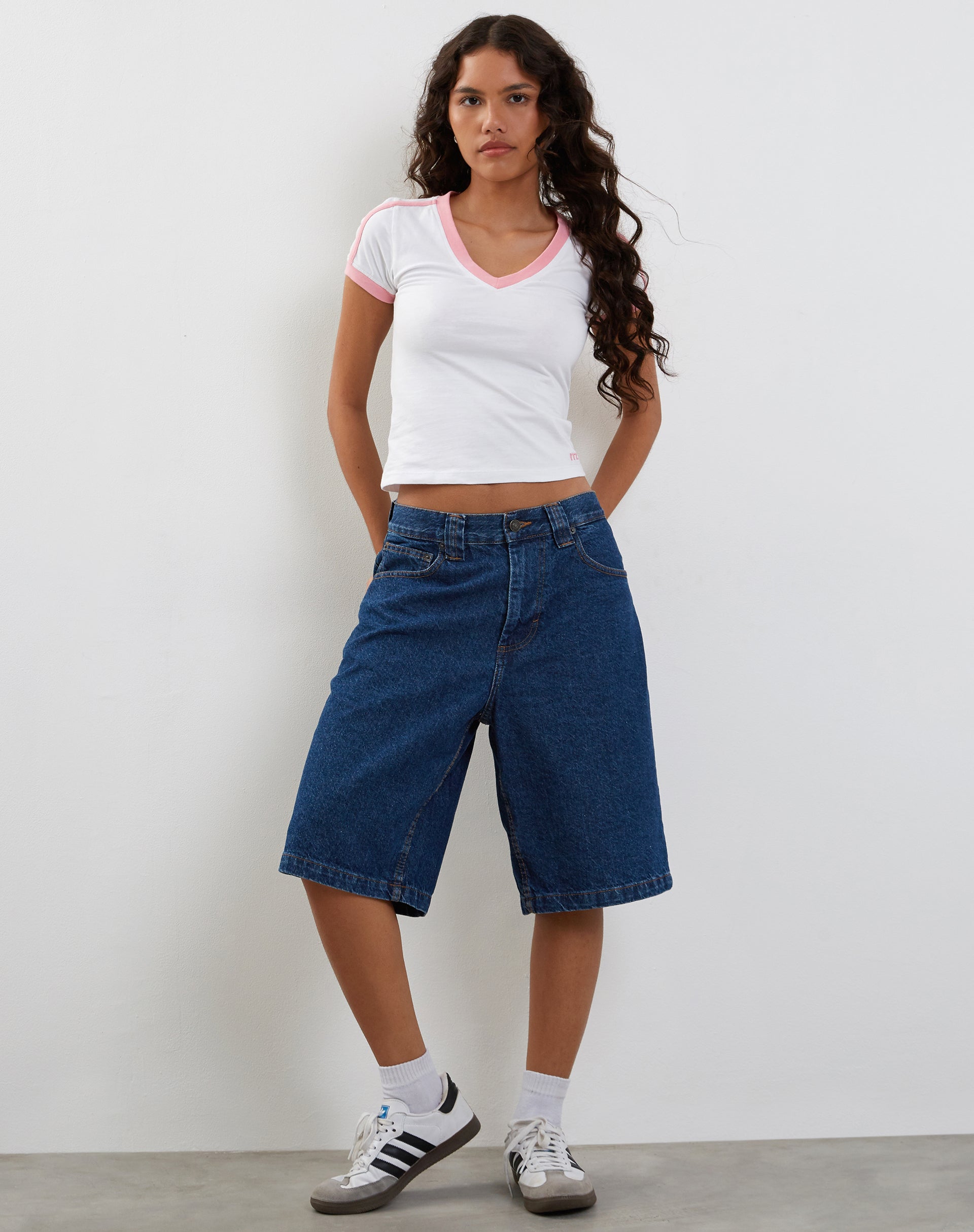 Afbeelding van Izolde T-shirt in Wit met Roze M borduursel
