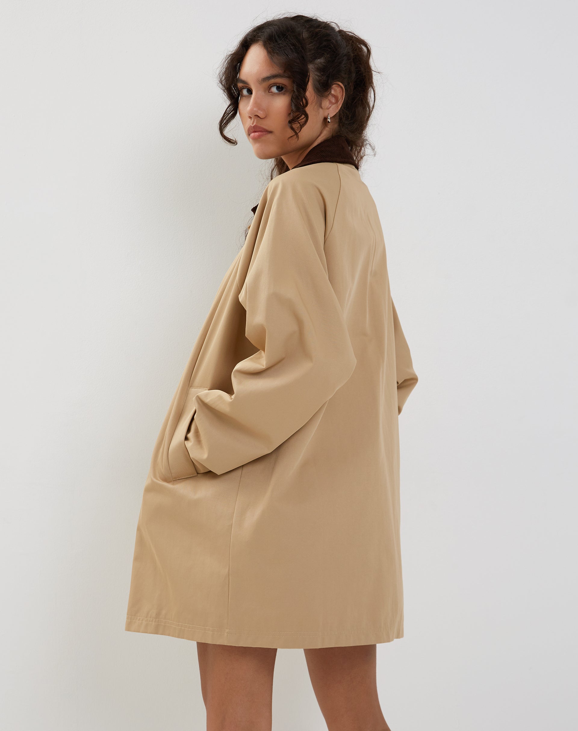 Afbeelding van Izora Korte Trench Coat in Tan