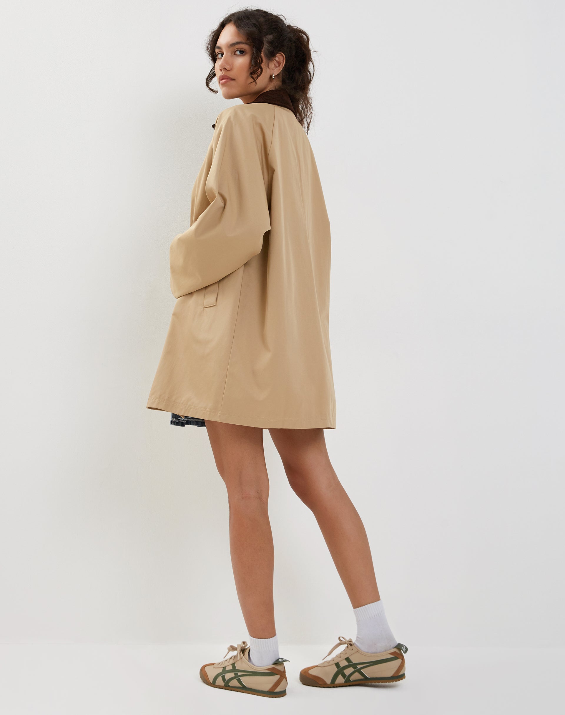Afbeelding van Izora Korte Trench Coat in Tan