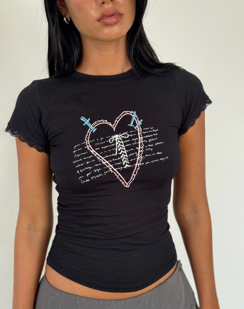Izzy T-shirt met kanten randje in zwart met lace up hartjesmotief
