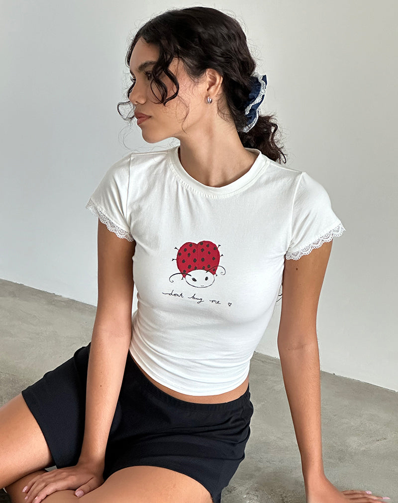 Afbeelding van Izzy Top in Off White 'Dont Bug Me'.