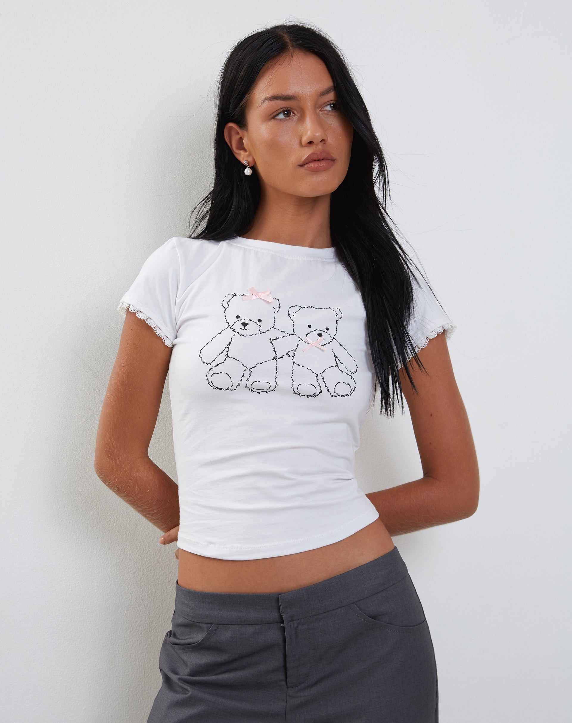 Afbeelding van Izzy T-shirt met kanten randje in wit Teddymotief