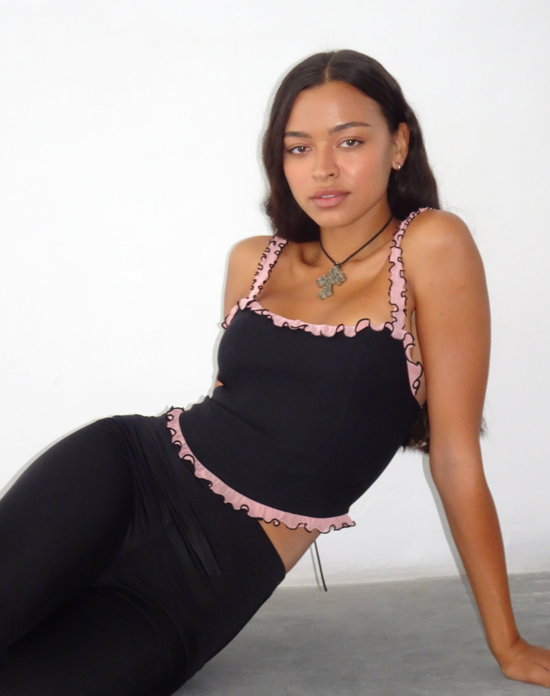 Image of Idalia Corset Top in Zwart met Roze Mesh Ruffle