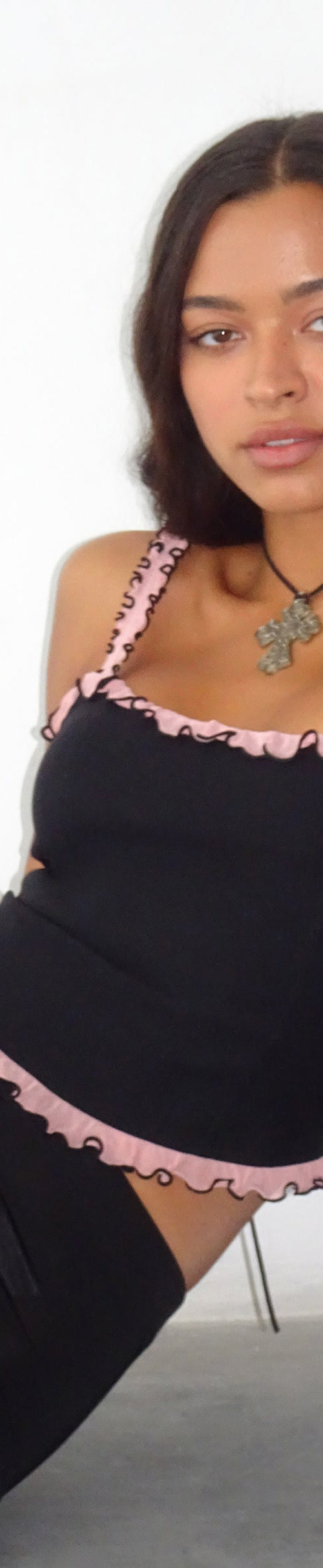Image of Idalia Corset Top in Zwart met Roze Mesh Ruffle
