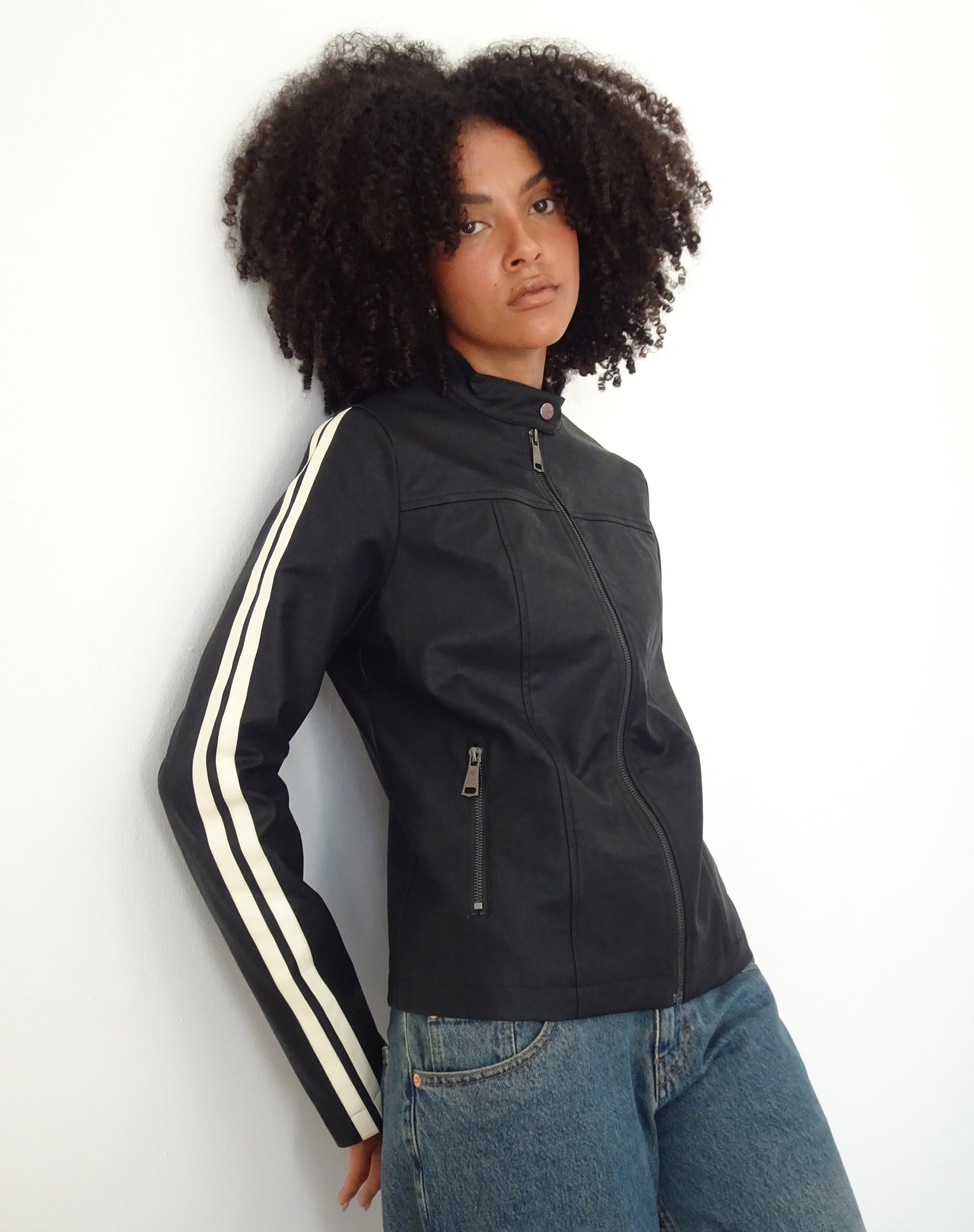 Afbeelding van MOTEL X JACQUIE Jacquie Zip Up Biker Jacket in PU Zwart met Witte Streep