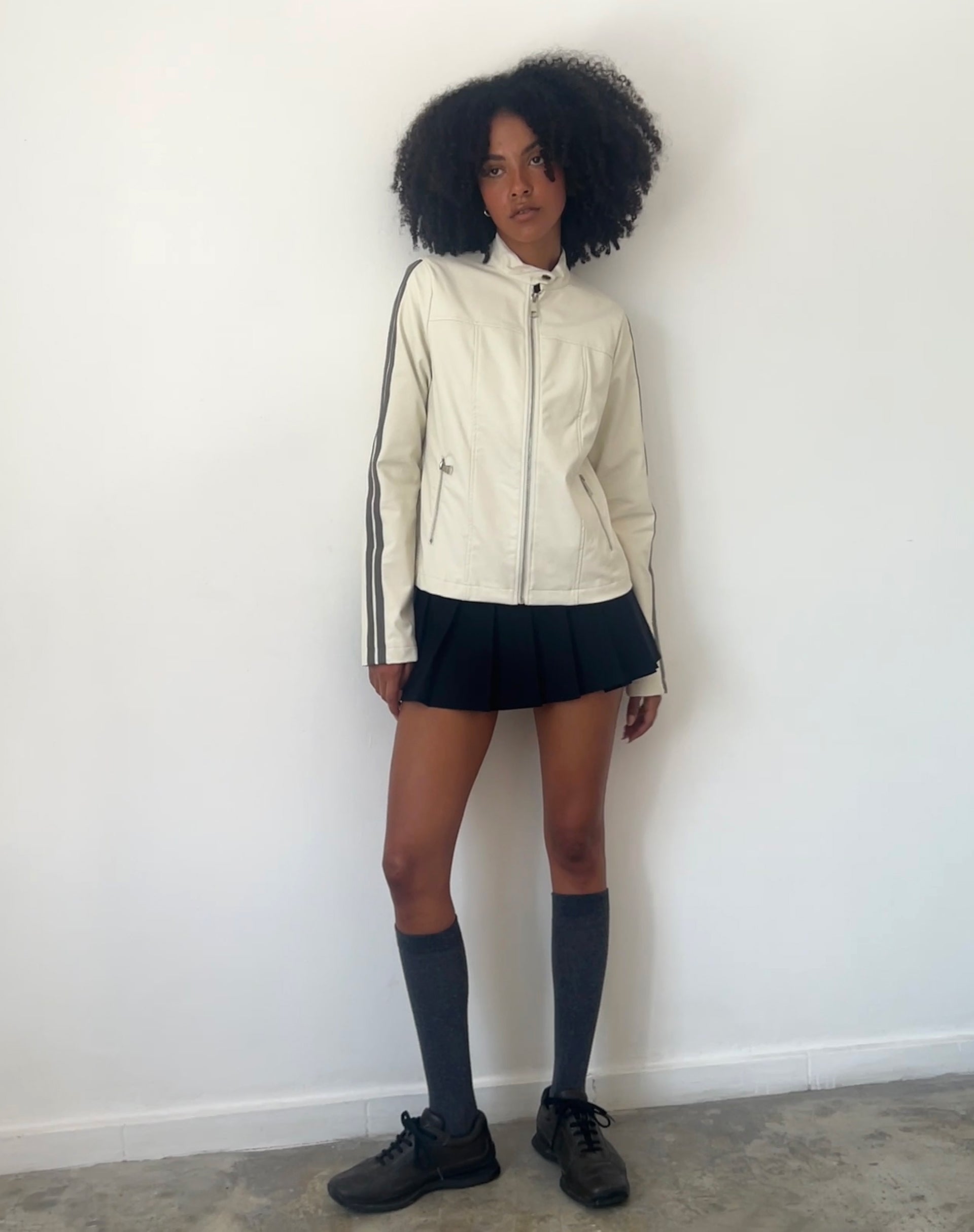 Afbeelding van Jacquie Zip Up Jacket in PU-crème met bruine streep