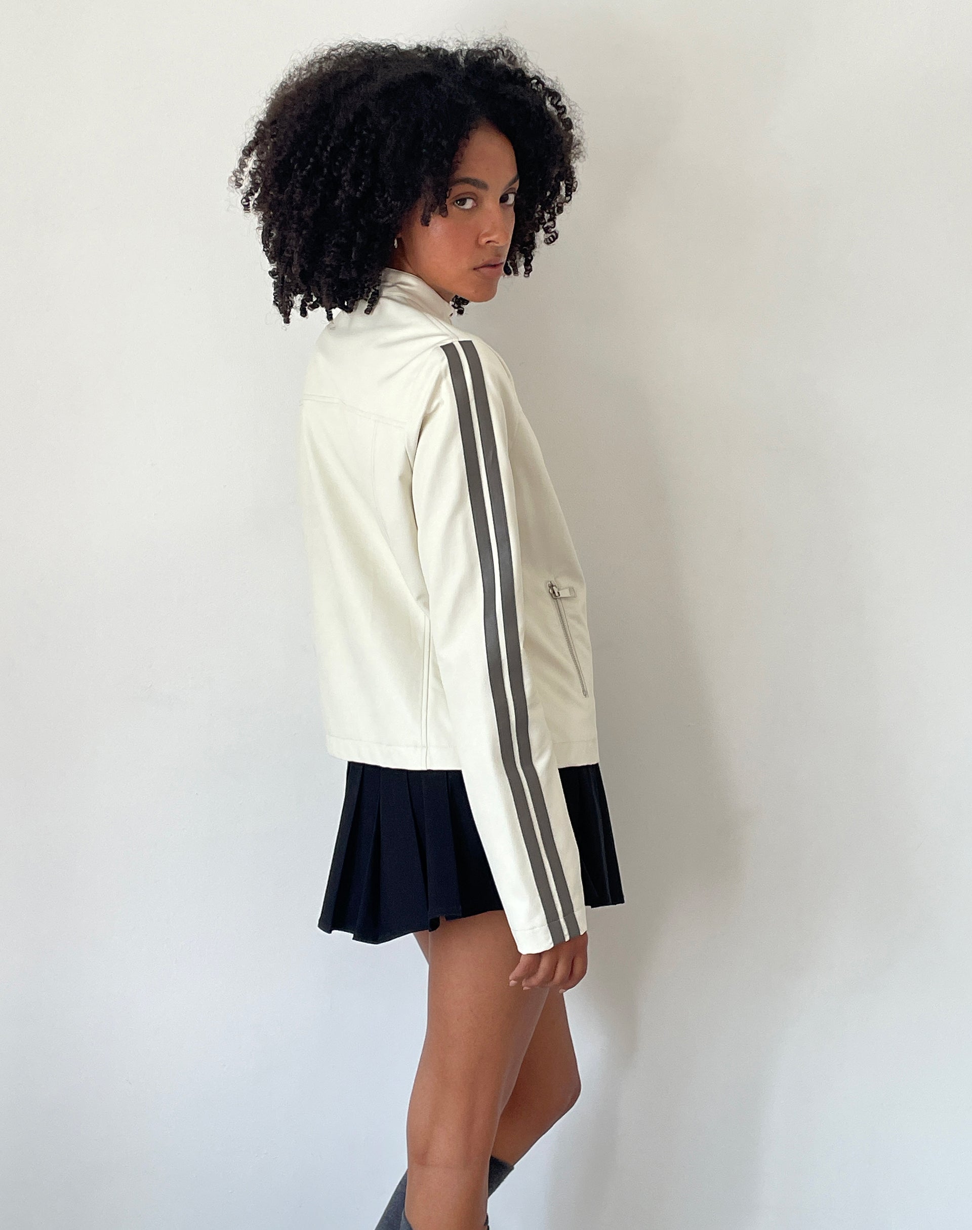 Afbeelding van Jacquie Zip Up Jacket in PU-crème met bruine streep