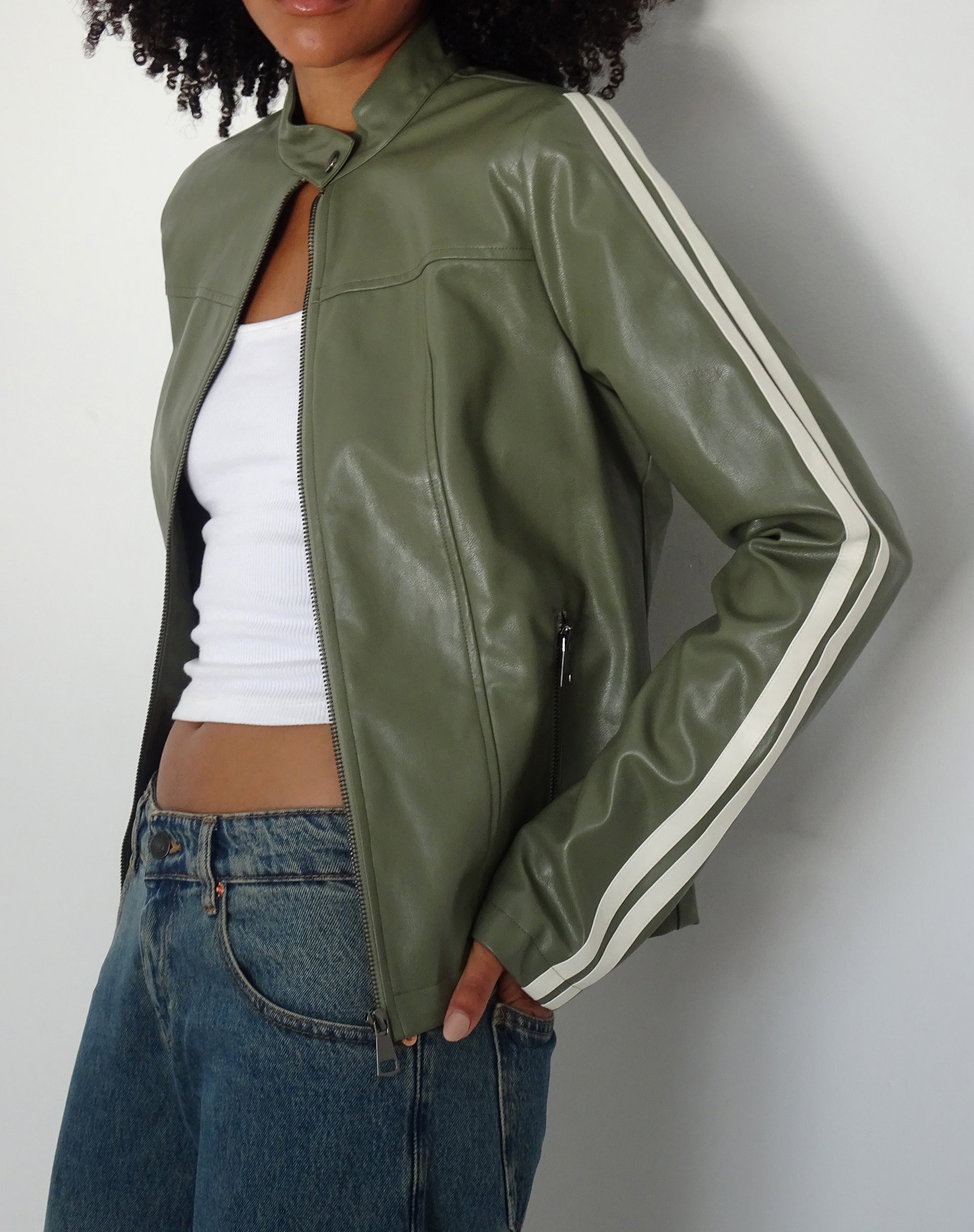 Afbeelding van Jacquie Zip Up Bikerjack in PU Groen met Ivory Stripe