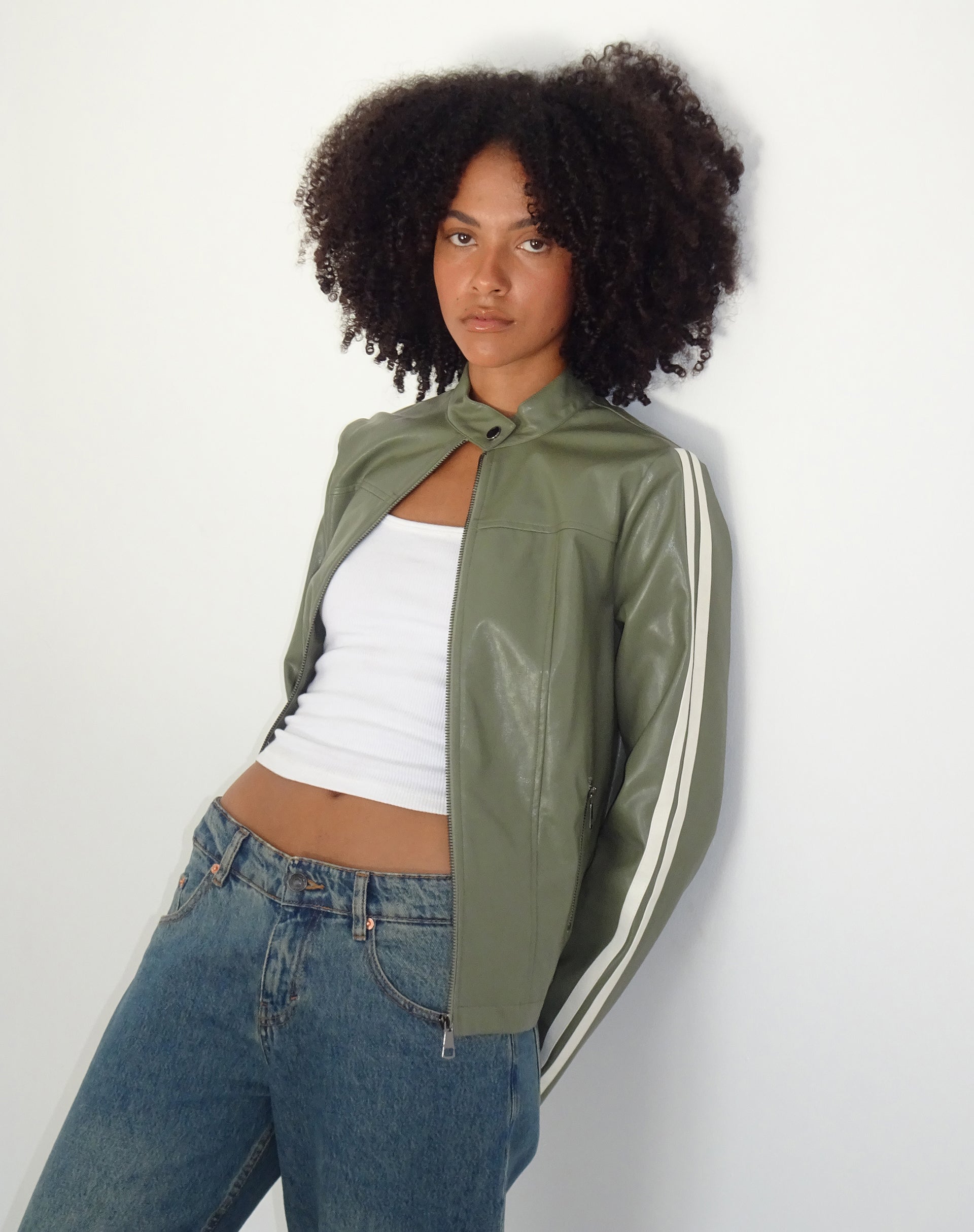 Afbeelding van Jacquie Zip Up Bikerjack in PU Groen met Ivory Stripe