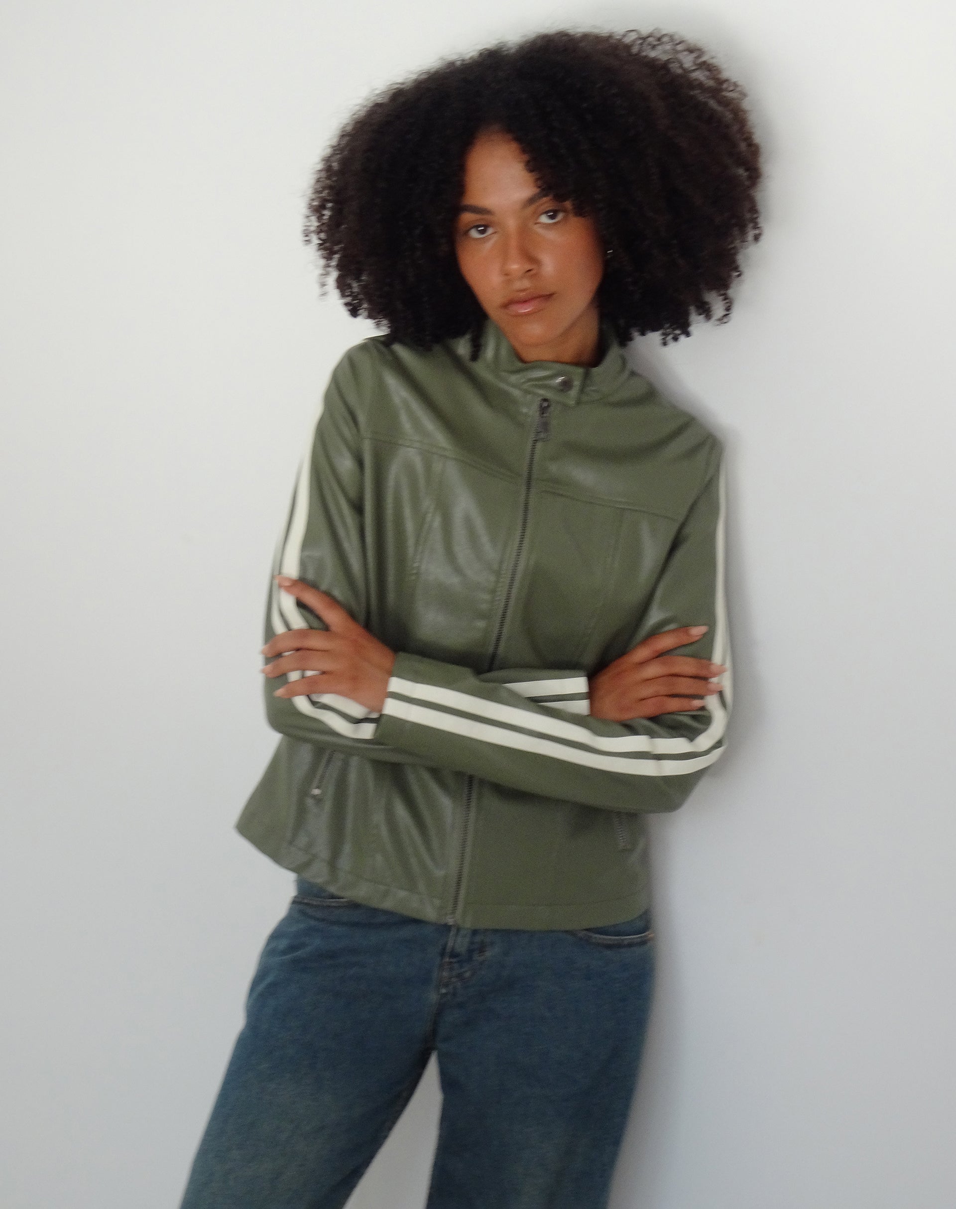 Afbeelding van Jacquie Zip Up Bikerjack in PU Groen met Ivory Stripe