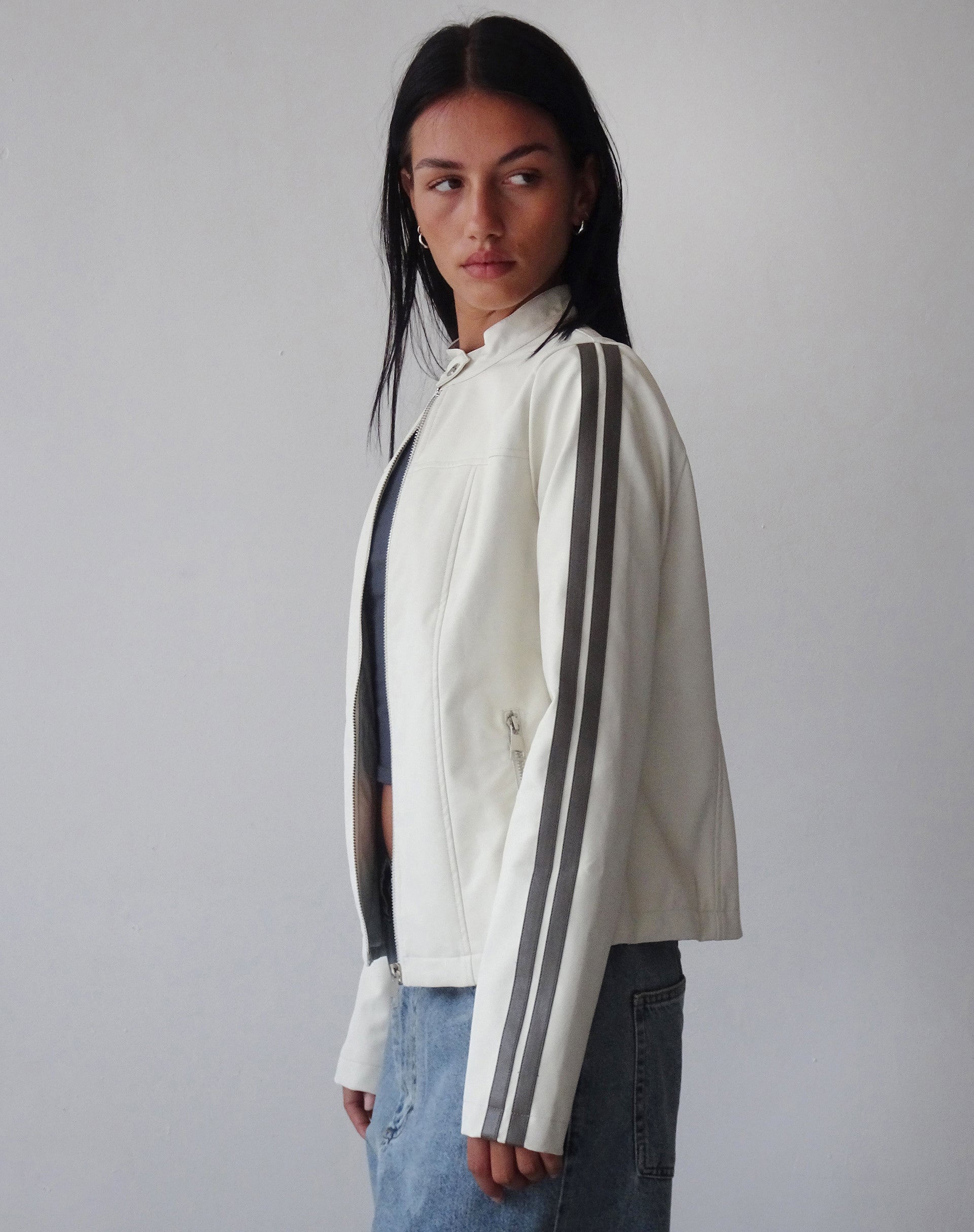 Afbeelding van Jacquie Zip Up Jacket in PU-crème met bruine streep