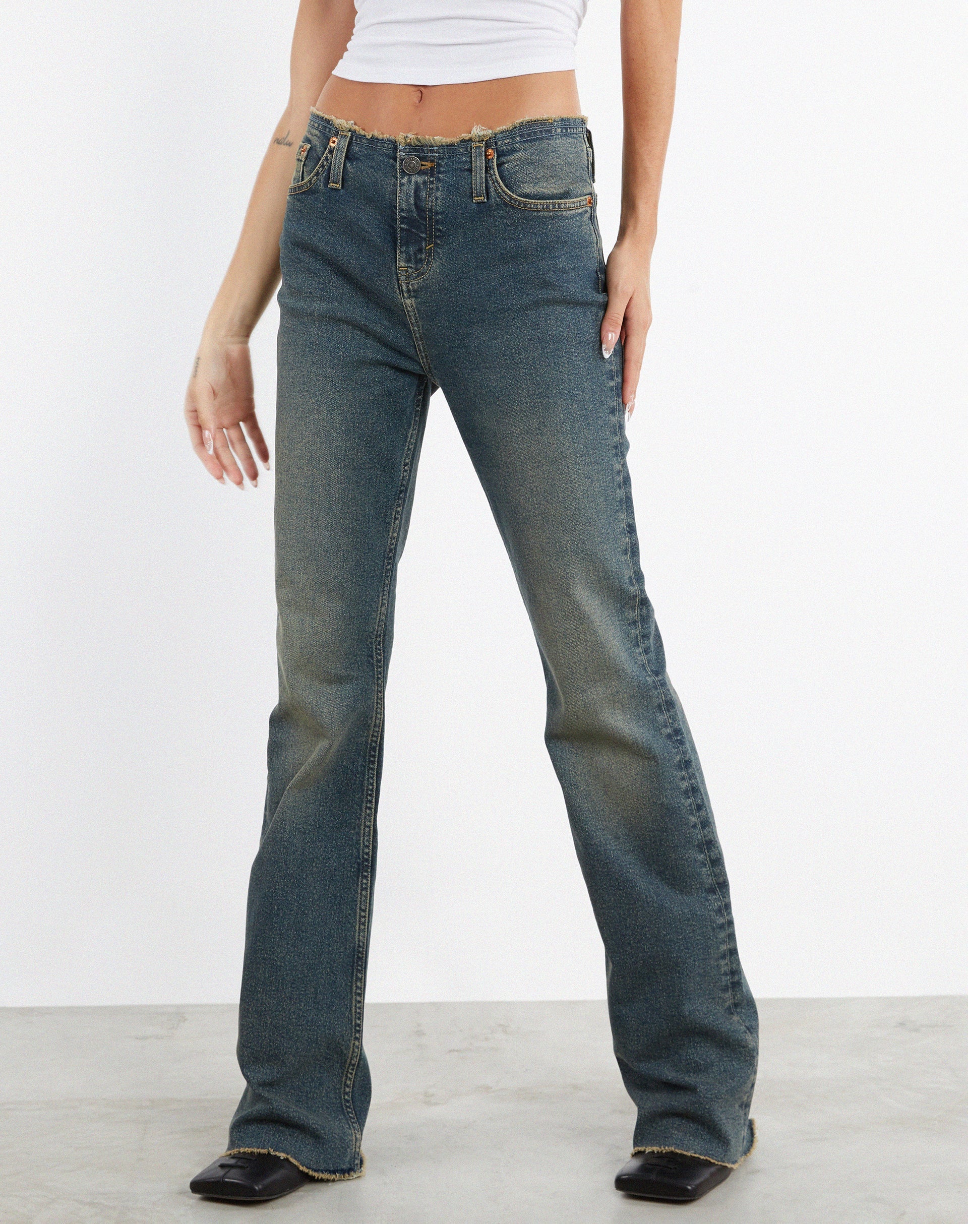 Afbeelding van Gerafelde jeans met lage taille in bruin en blauw Acid