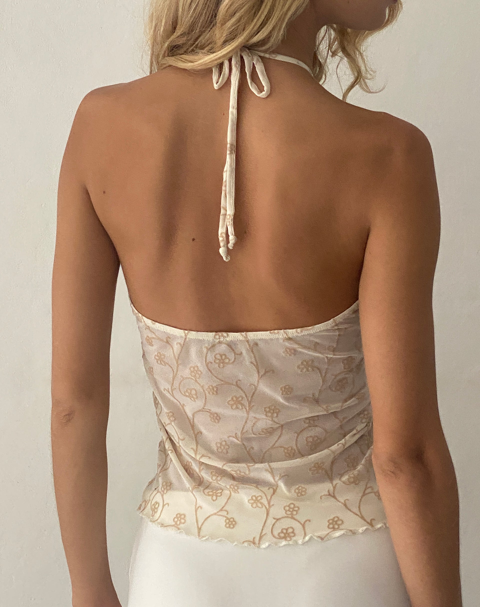 Afbeelding van Janar Haltertop in Beige Dainty Floral Flock