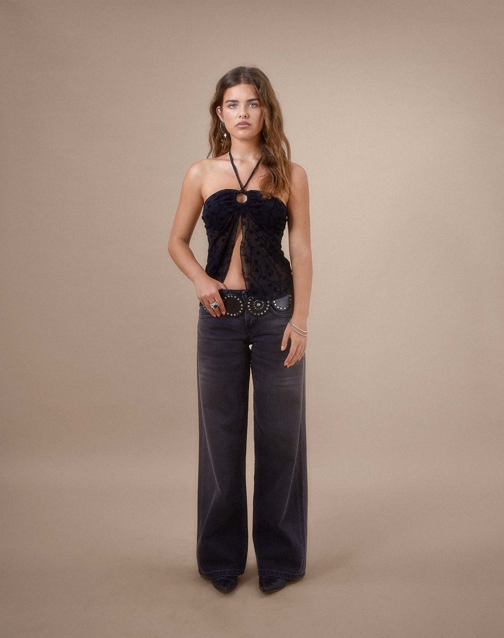 Afbeelding van Janar Halterneck Top in Zwart Dainty Floral Flock