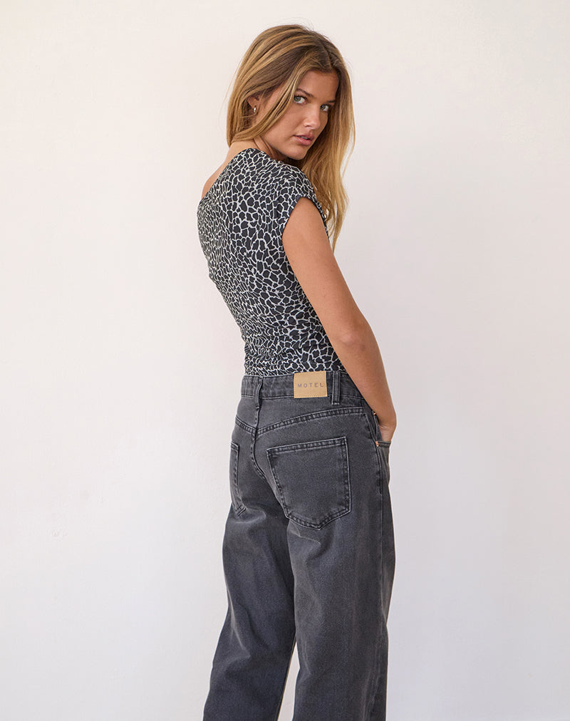 Afbeelding van Jaridah Asymmetrische Slouch Top in Giraffe Zwart en Crème