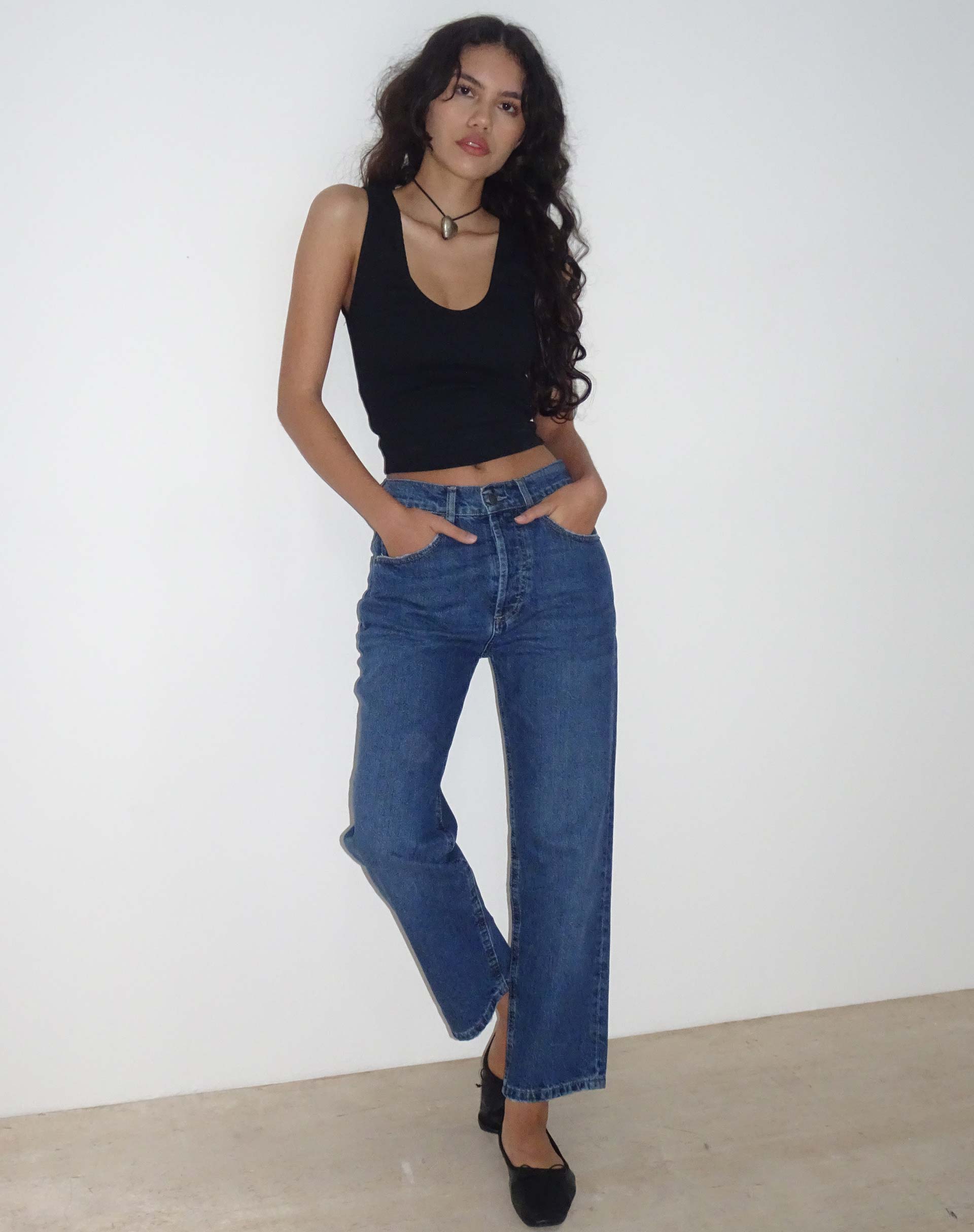 Afbeelding van Mid Rise Straight Leg Jeans in Mid Blue Used Denim